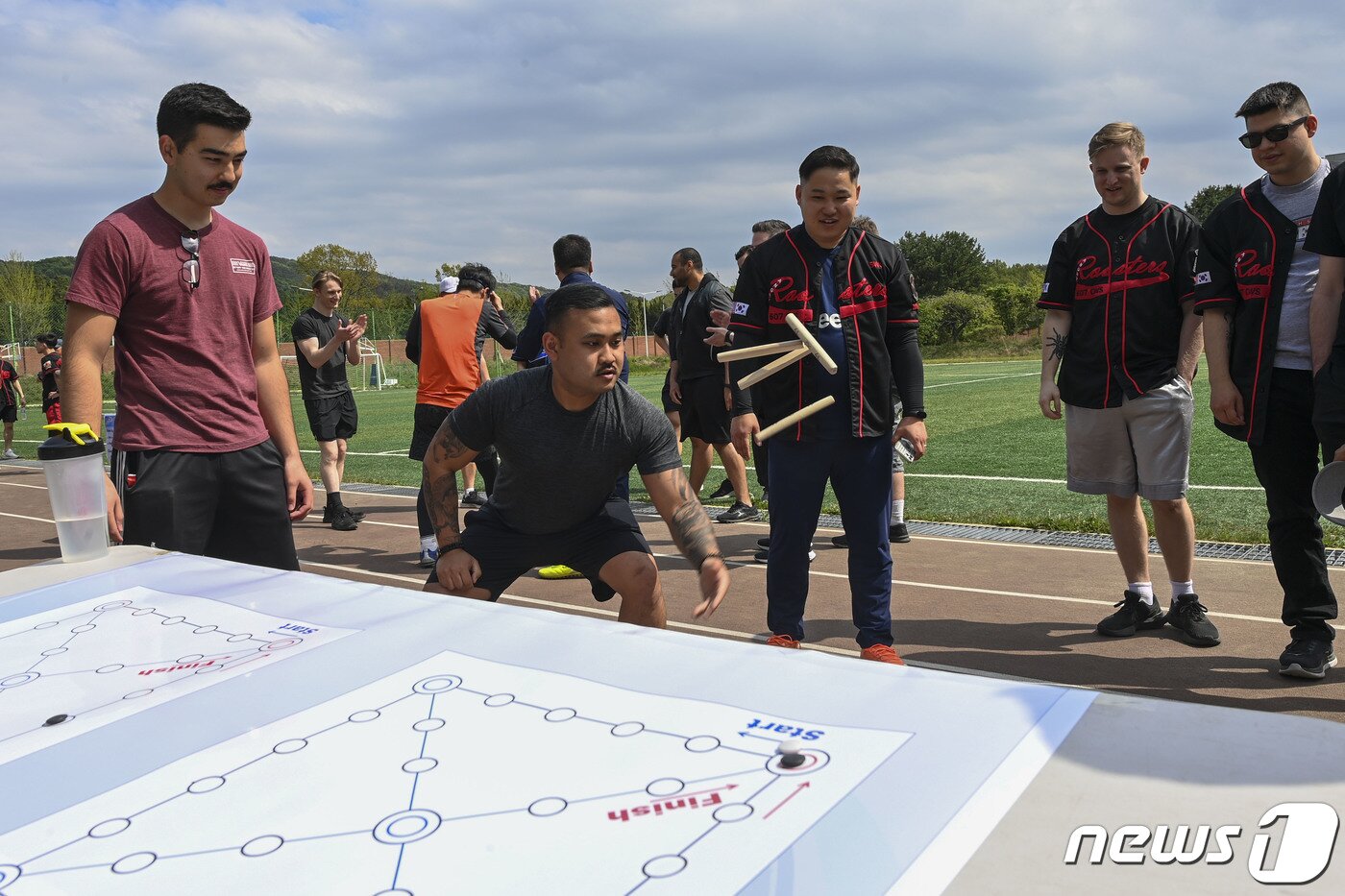 본문 이미지 - 28일 충남 계룡대 공군 기상단에서 한미 기상업무협력회의를 마치고 장병들이 전통문화를 즐기고 있다. (공군 제공)/20234.28/뉴스1 ⓒ News1 김기태 기자