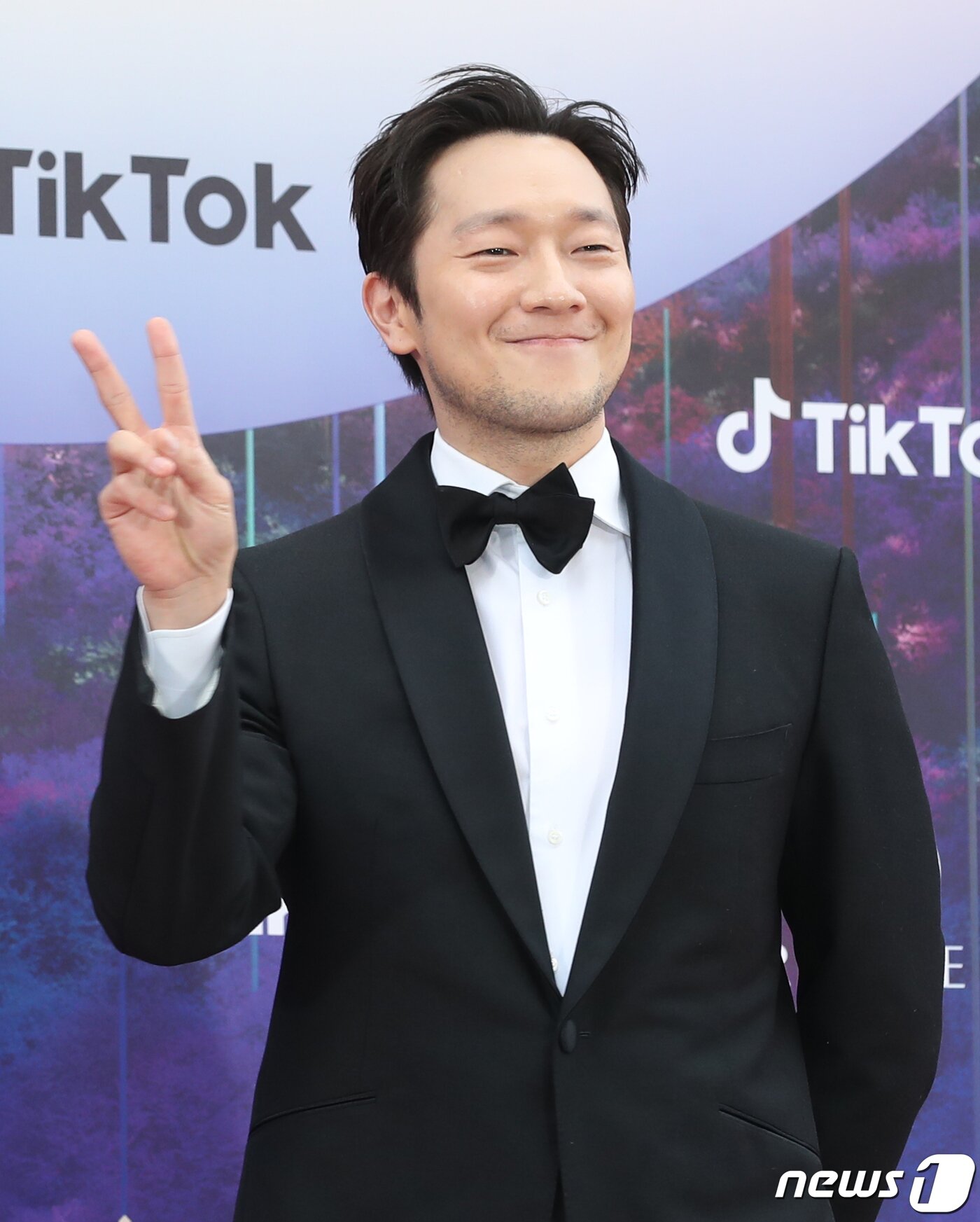 본문 이미지 - 배우 손석구가 28일 오후 인천 파라다이스시티에서 열린 '제59회 백상예술대상' 레드카펫 행사에서 브이를 그리고 있다. ⓒ News1 권현진 기자