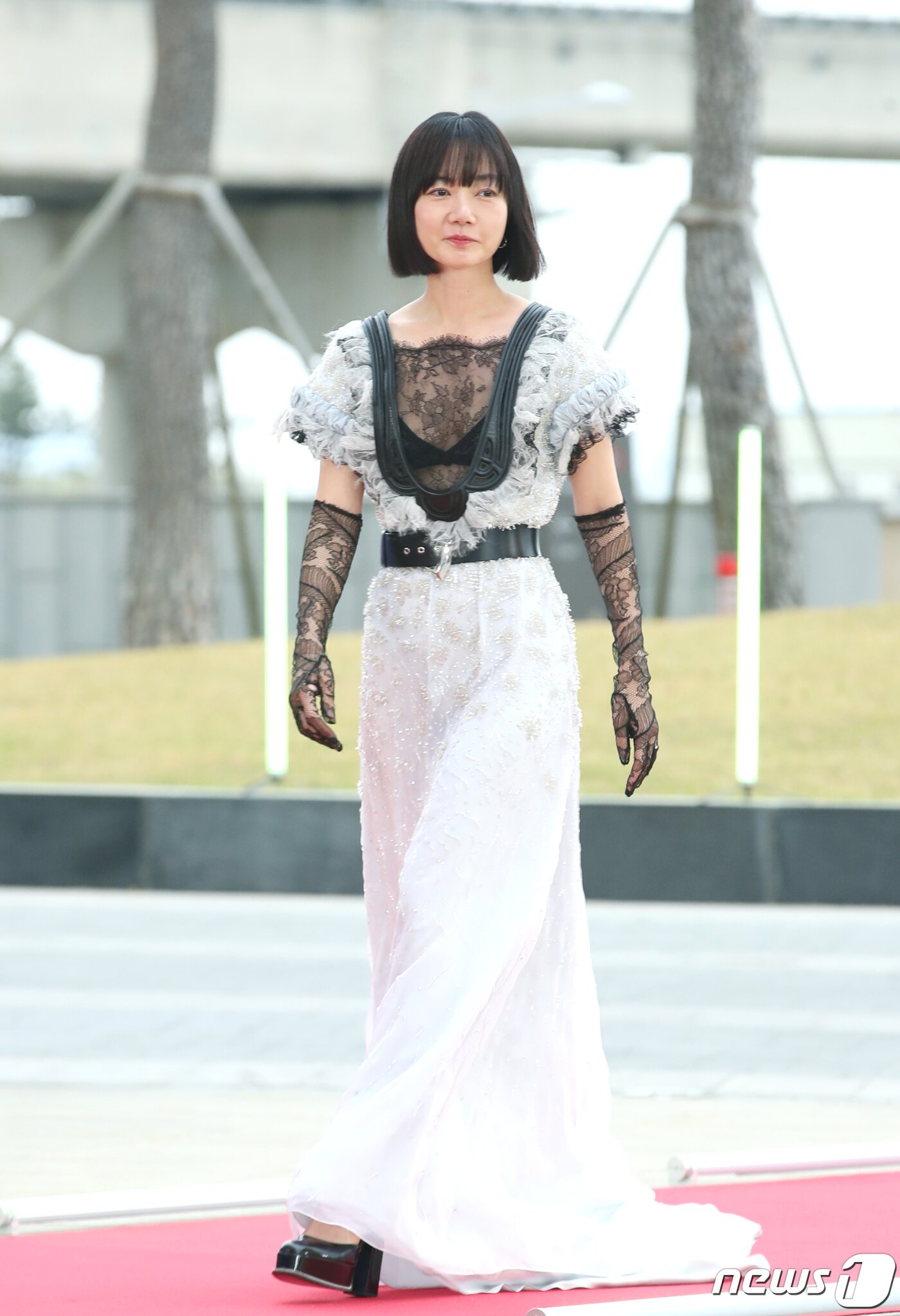 본문 이미지 - 배우 배두나가 28일 오후 인천 파라다이스시티에서 열린 '제59회 백상예술대상' 레드카펫 행사에 참석하고 있다. ⓒ News1 권현진 기자