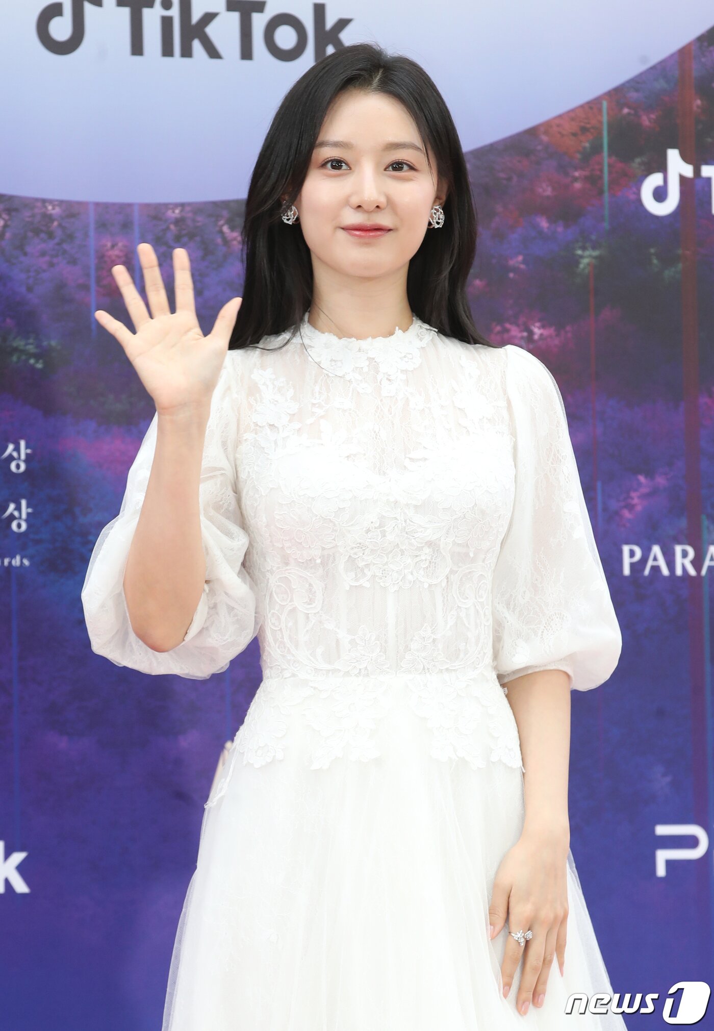 본문 이미지 - 배우 김지원이 28일 오후 인천 파라다이스시티에서 열린 '제59회 백상예술대상' 레드카펫 행사에서 손 인사를 하고 있다. ⓒ News1 권현진 기자