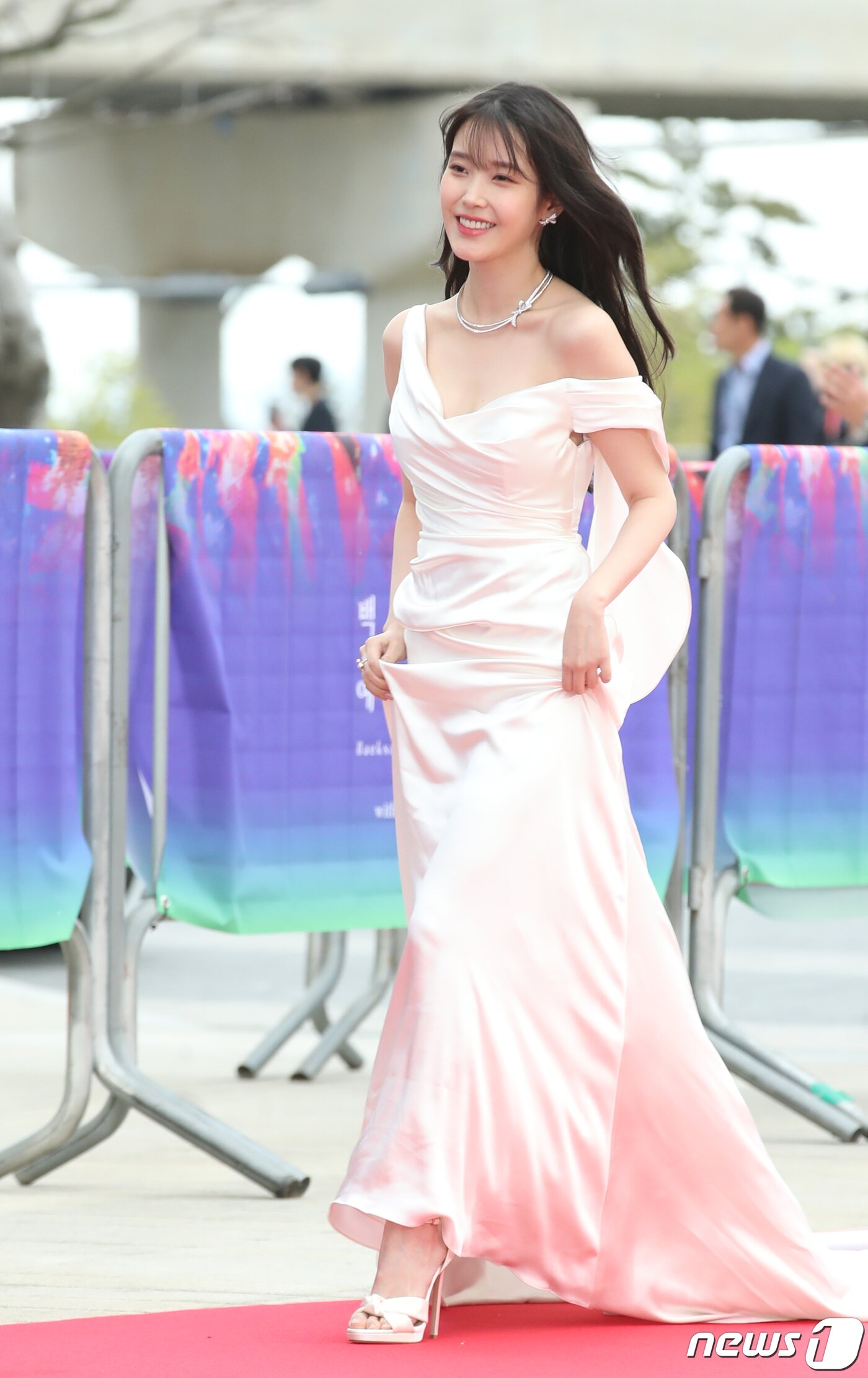 본문 이미지 - 배우 아이유가 28일 오후 인천 파라다이스시티에서 열린 '제59회 백상예술대상'에서 레드카펫을 밟고 있다. ⓒ News1 권현진 기자