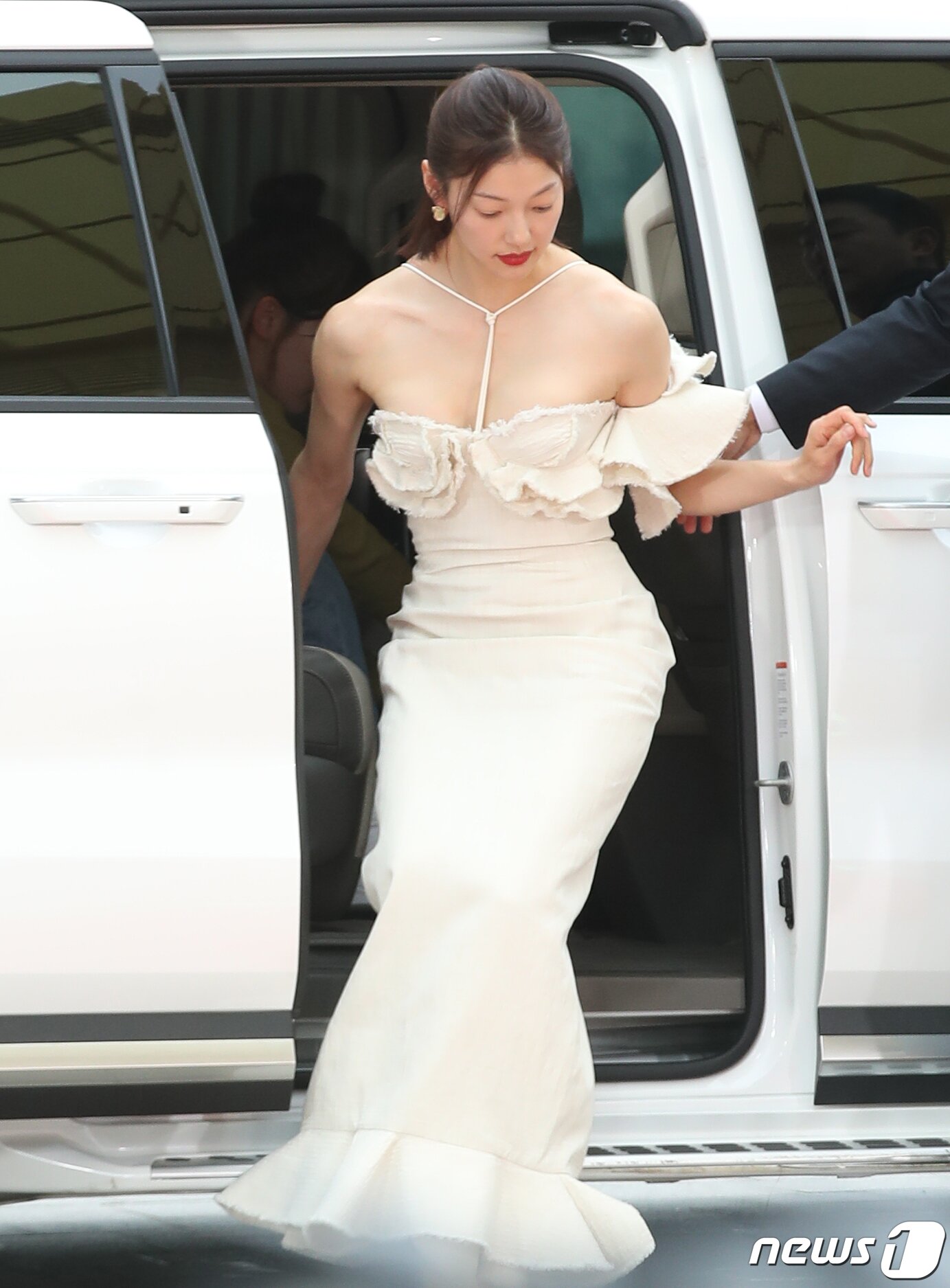 본문 이미지 - 배우 이엘이 28일 오후 인천 파라다이스시티에서 열린 '제59회 백상예술대상'에서 레드카펫을 밟기 위해 하차하고 있다. ⓒ News1 권현진 기자