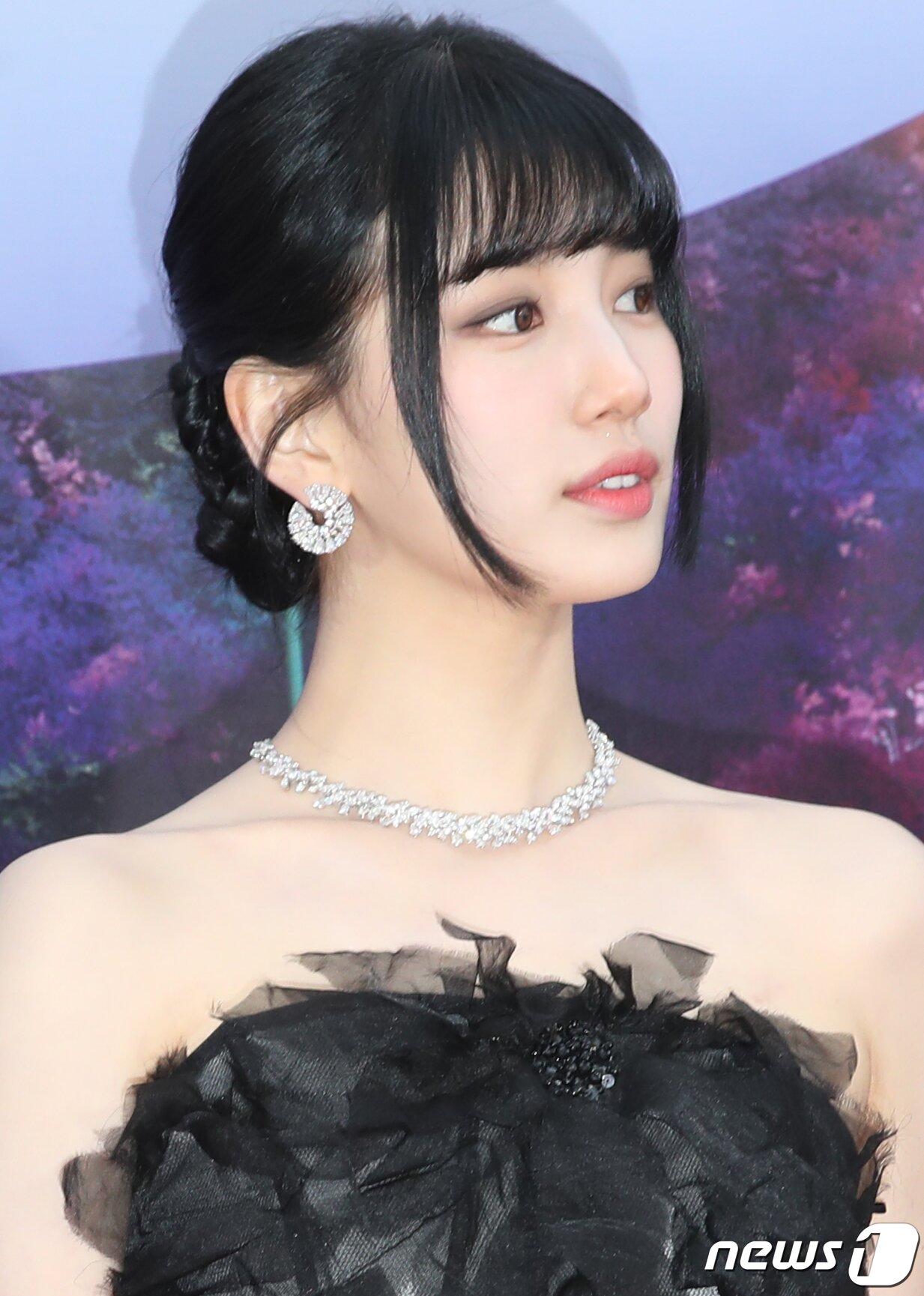 본문 이미지 - 배우 수지가 28일 오후 인천 파라다이스시티에서 열린 '제59회 백상예술대상'에서 고혹적인 자태를 뽐내고 있다. ⓒ News1 권현진 기자