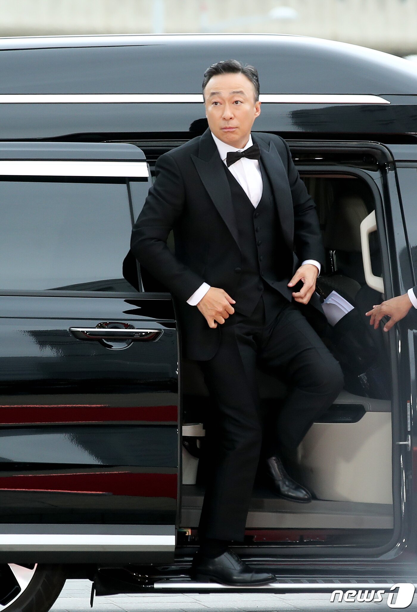 본문 이미지 - 배우 이성민이 28일 오후 인천 파라다이스시티에서 열린 '제59회 백상예술대상'에 참석하기 위해 차에서 내리고 있다.  ⓒ News1 권현진 기자