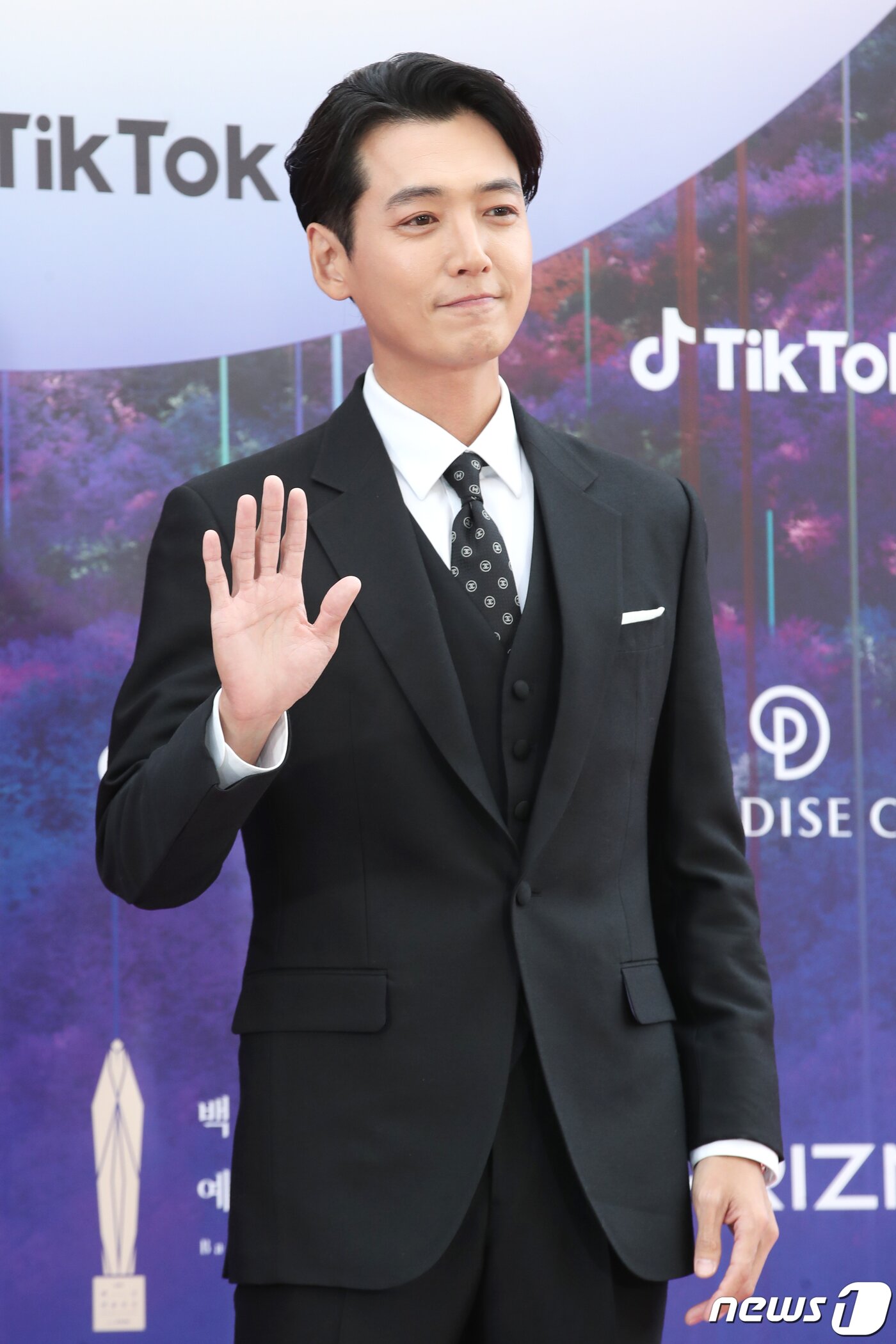 본문 이미지 - 배우 정경호가 28일 오후 인천 파라다이스시티에서 열린 '제59회 백상예술대상'에서 인사를 하고 있다. ⓒ News1 권현진 기자