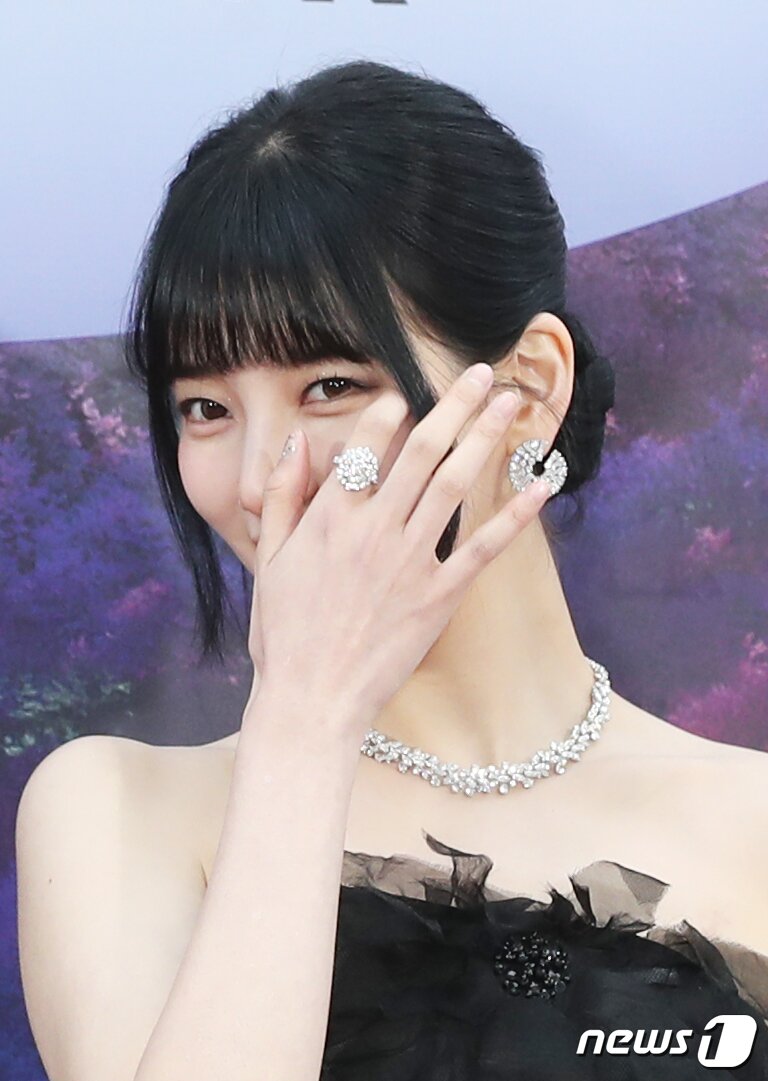 본문 이미지 - 배우 수지가 28일 오후 인천 파라다이스시티에서 열린 '제59회 백상예술대상'에서 쏟아지는 플래시 세례에 수줍은 미소를 짓고 있다. ⓒ News1 권현진 기자