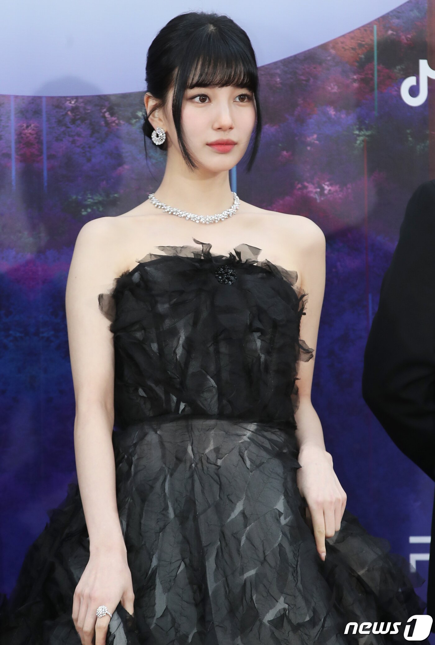 본문 이미지 - 배우 수지가 28일 오후 인천 파라다이스시티에서 열린 '제59회 백상예술대상'에서 포즈를 취하고 있다. ⓒ News1 권현진 기자