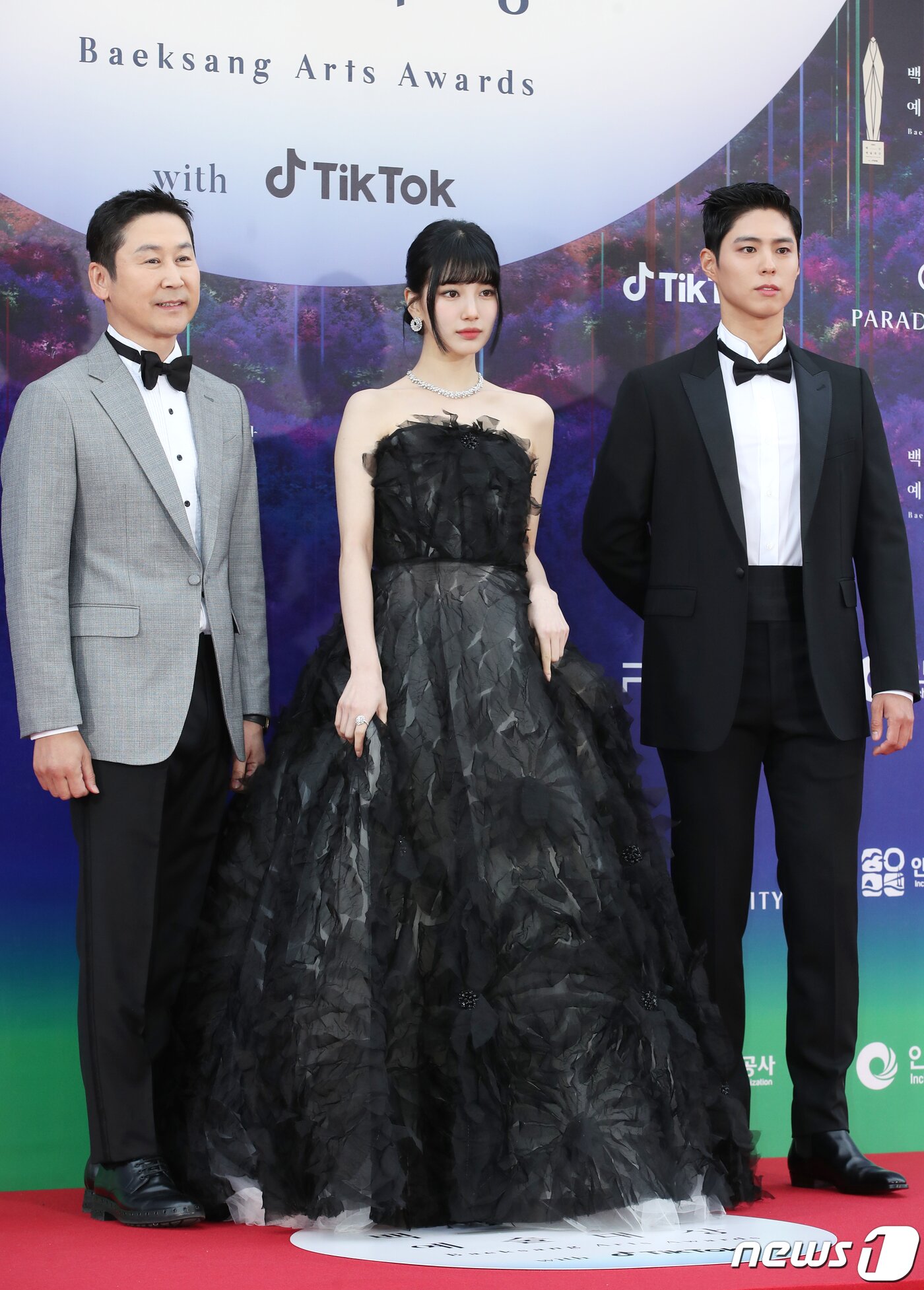 본문 이미지 - MC 신동엽(왼쪽부터)과 수지, 박보검이 28일 오후 인천 파라다이스시티에서 열린 '제59회 백상예술대상'에서 포즈를 취하고 있다. ⓒ News1 권현진 기자