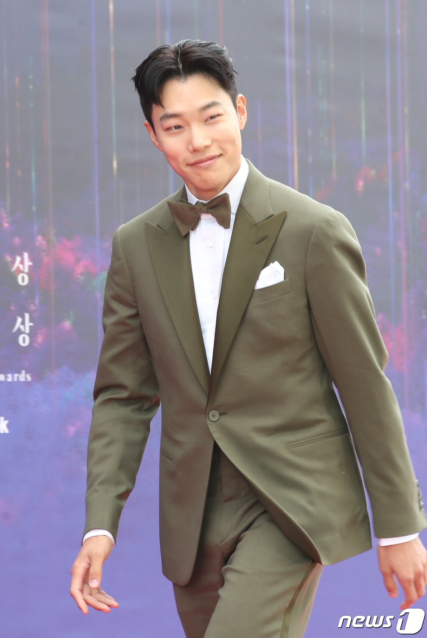 본문 이미지 - 배우 류준열이 28일 오후 인천 파라다이스시티에서 열린 '제59회 백상예술대상'에 서 미소를 짓고 있다. ⓒ News1 권현진 기자