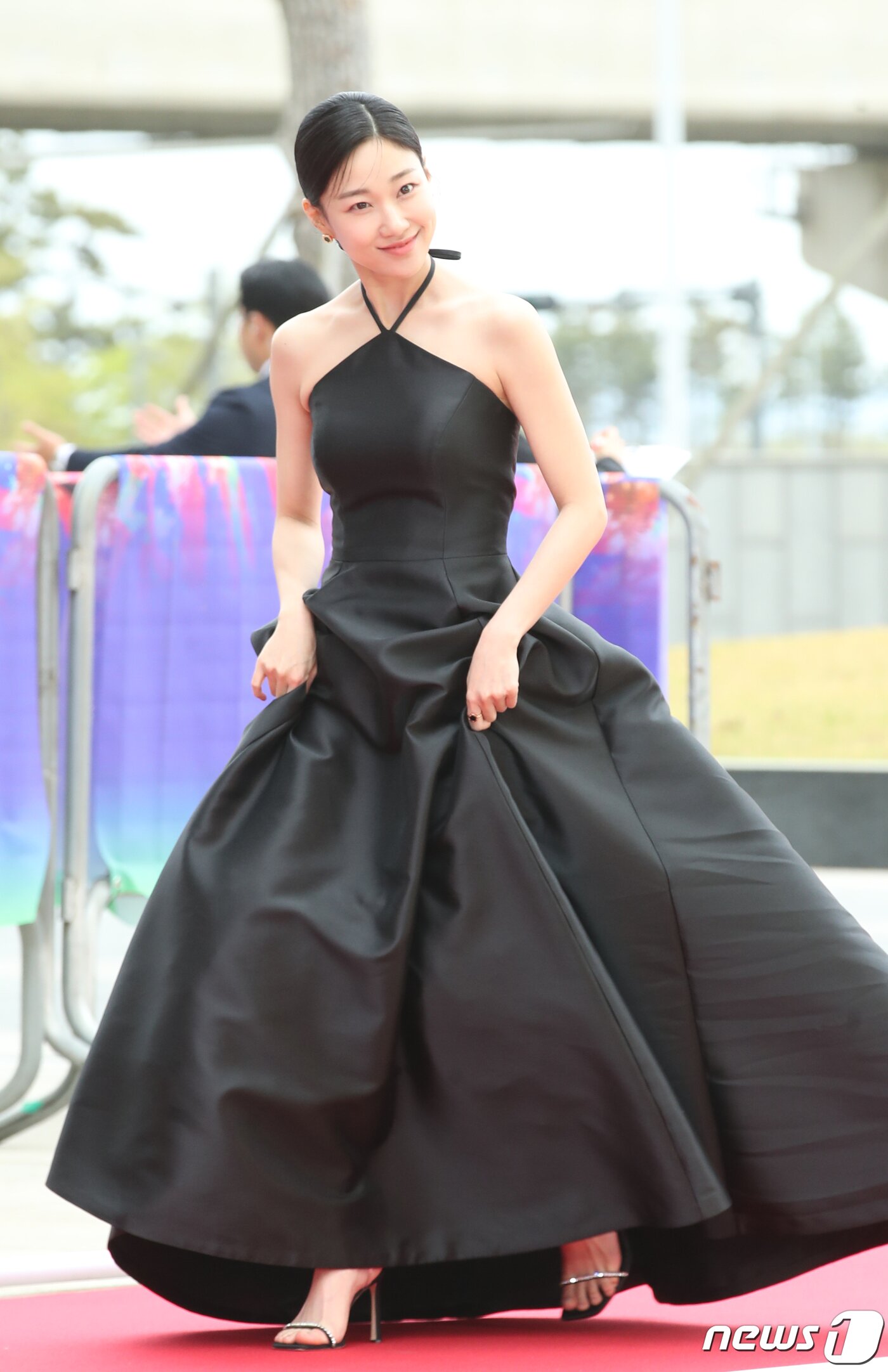 본문 이미지 - 배우 하윤경이 28일 오후 인천 파라다이스시티에서 열린 '제59회 백상예술대상'에 참석해 레드카펫을 밟고 있다. ⓒ News1 권현진 기자