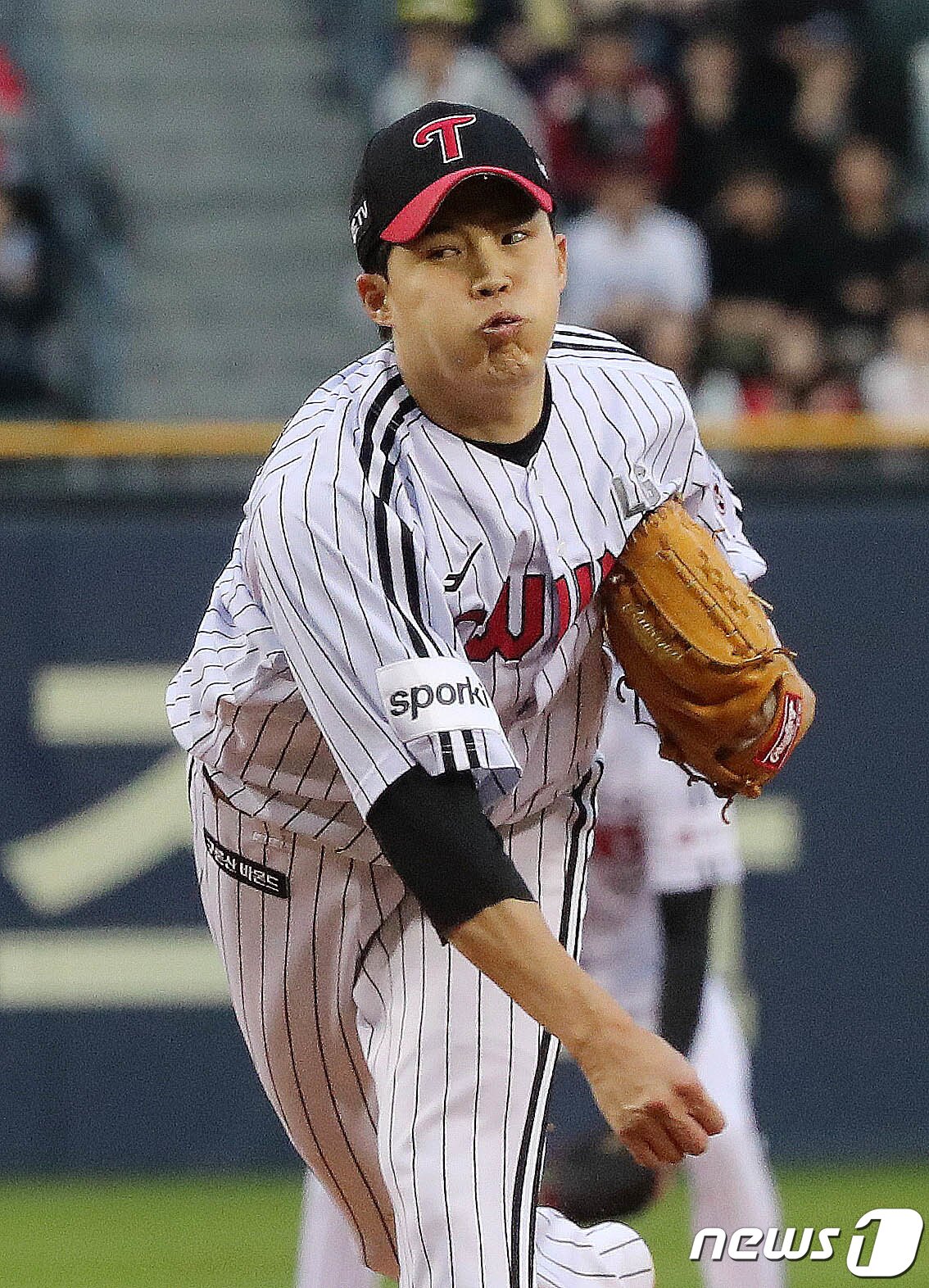 본문 이미지 - 28일 서울 송파구 잠실야구장에서 열린 프로야구 2023 KBO리그 LG와 KIA의 경기에서 LG 선발 임찬규가 역투하고 있다. 2023.4.28/뉴스1 ⓒ News1 박세연 기자