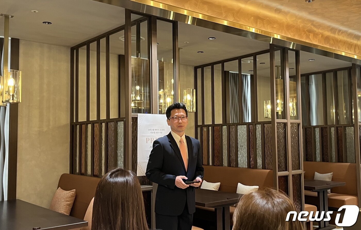 본문 이미지 - 김기원 크리스탈 제이드 사업부장이 매장에 대해 소개하고 있다. ⓒ News1 신민경 기자