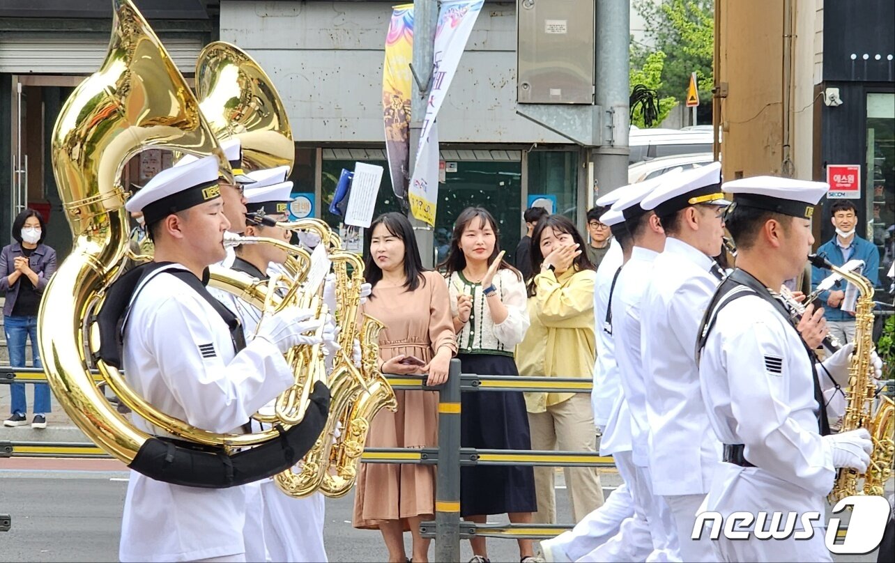 본문 이미지 - 8일 충남 아산에서 열린 성웅 이순신 축제에서 해군 군악대의 거리 퍼레이드를 시민들이 지켜보고 있다. 2023.4.28. ⓒ 뉴스1 이시우 기자