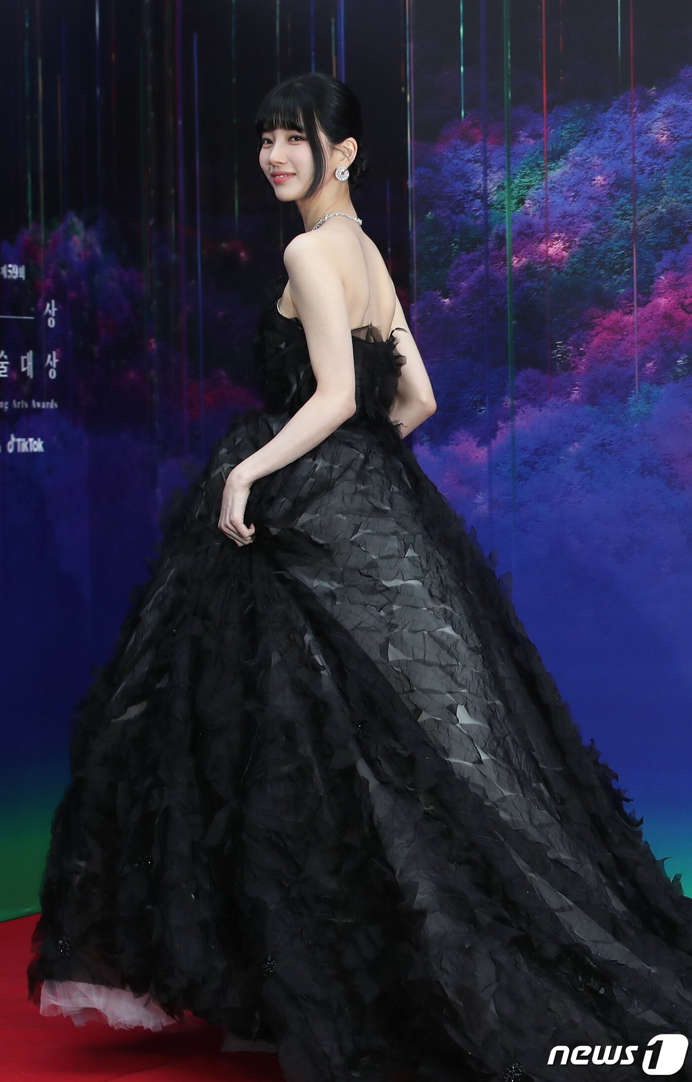 본문 이미지 - 배우 수지가 28일 오후 인천 파라다이스시티에서 열린 '제59회 백상예술대상'에서 레드카펫을 밟고 있다. News1 권현진 기자