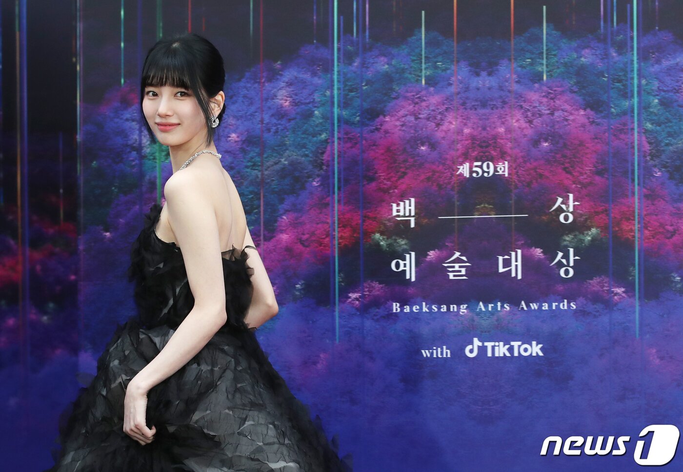 본문 이미지 - 배우 수지가 28일 오후 인천 파라다이스시티에서 열린 '제59회 백상예술대상'에서 치명적인 미소를 짓고 있다. ⓒ News1 권현진 기자
