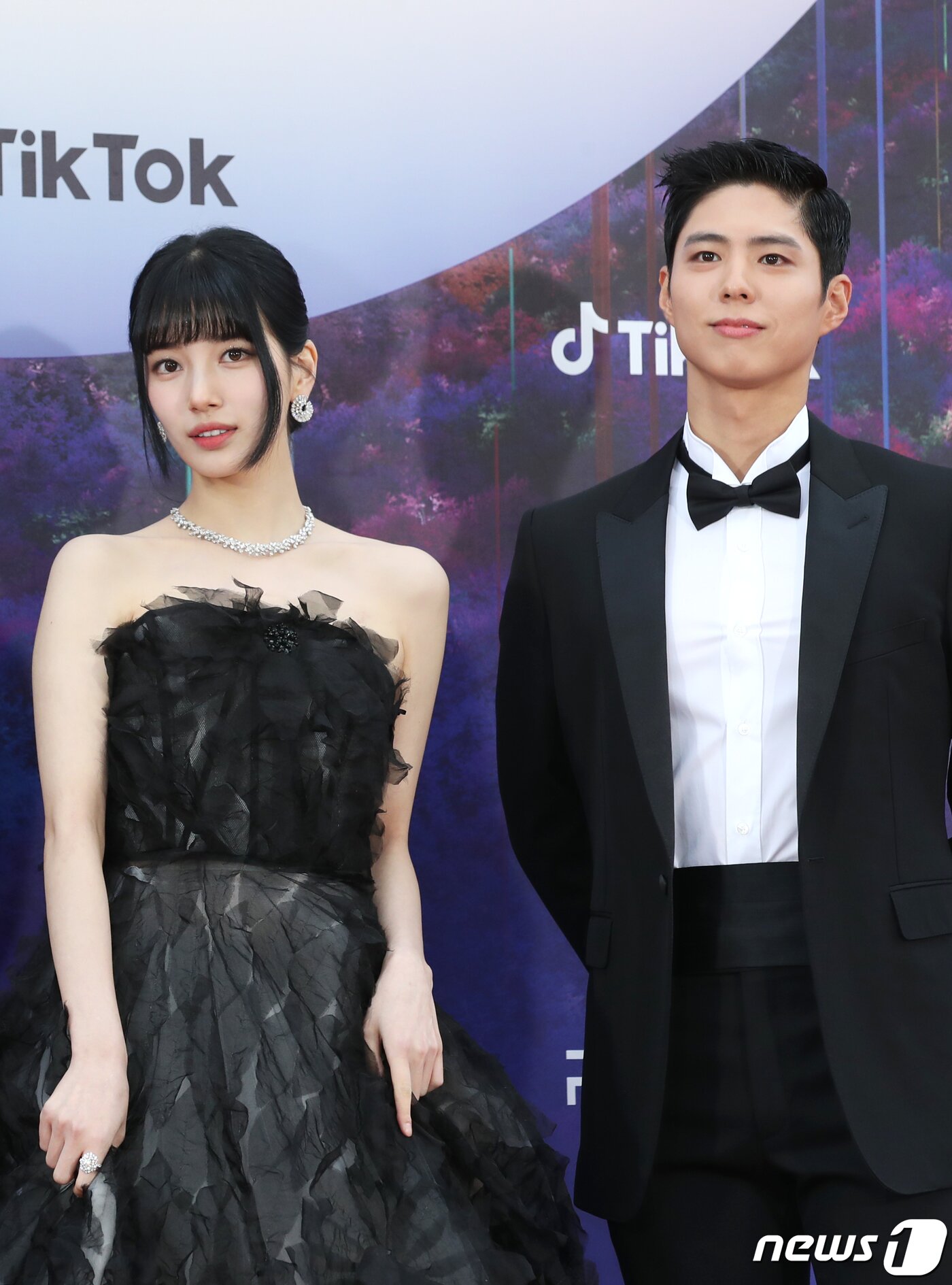 본문 이미지 - 배우 수지와 박보검(오른쪽)이 28일 오후 인천 파라다이스시티에서 열린 '제59회 백상예술대상'에서 포즈를 취하고 있다.  ⓒ News1 권현진 기자