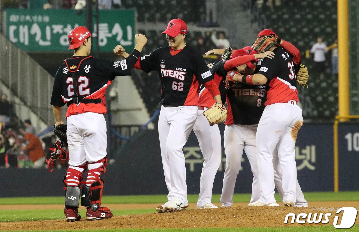 본문 이미지 - 28일 서울 잠실구장에서 열린 '2023 신한은행 SOL KBO리그' LG와 KIA의 경기에서 4-3으로 승리 후 환호하고 있다. 2023.4.28/뉴스1 ⓒ News1 박세연 기자