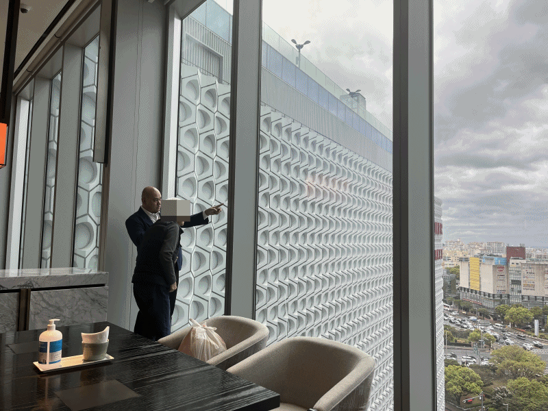 본문 이미지 - 말레이시아 출신 '랜디 웡' 객실 매니저와 프랑스 출신 '나데리 라쥬네뜨' 식음부 차장이 외국인 손님들을 직접 응대하고 있다. ⓒ News1 신민경 기자