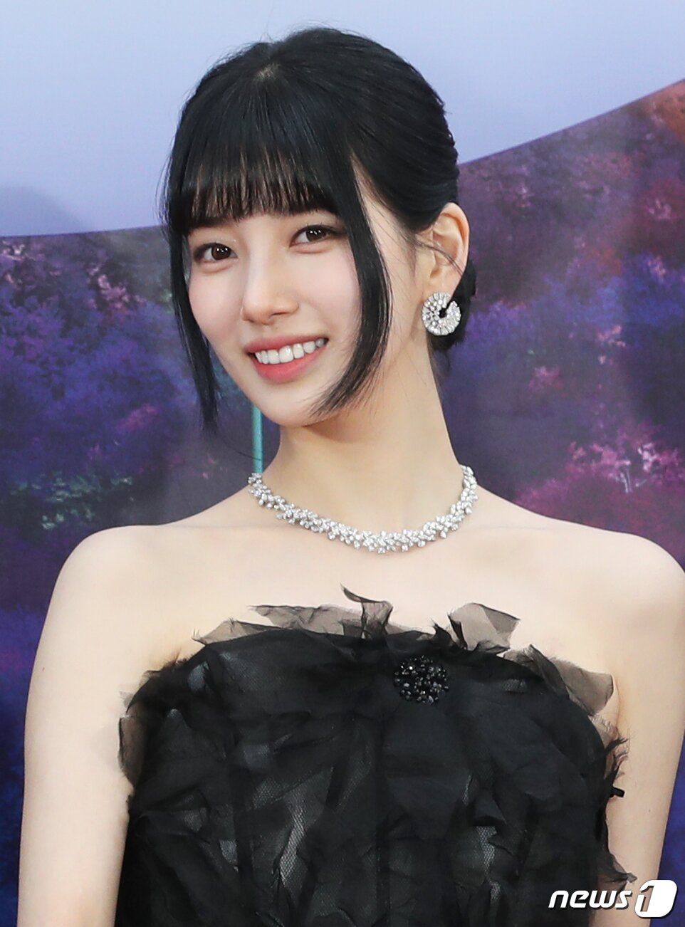 본문 이미지 - MC 신동엽(왼쪽부터), 수지, 박보검이 28일 오후 인천 파라다이스시티에서 열린 '제59회 백상예술대상'에서 사랑스러운 미소를 짓고 있다. ⓒ News1 권현진 기자