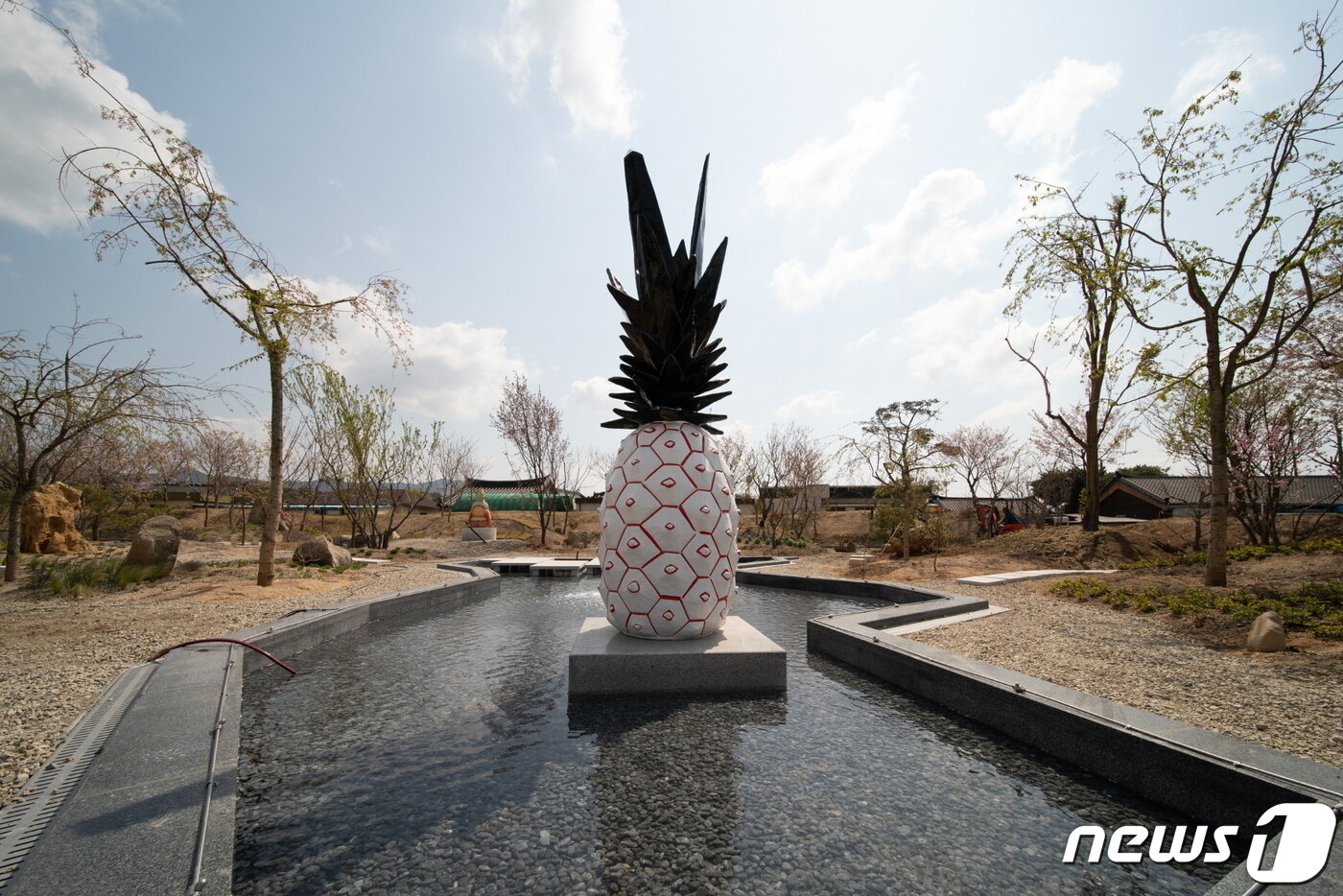 본문 이미지 - 로즈 와일리 작 '파인애플'