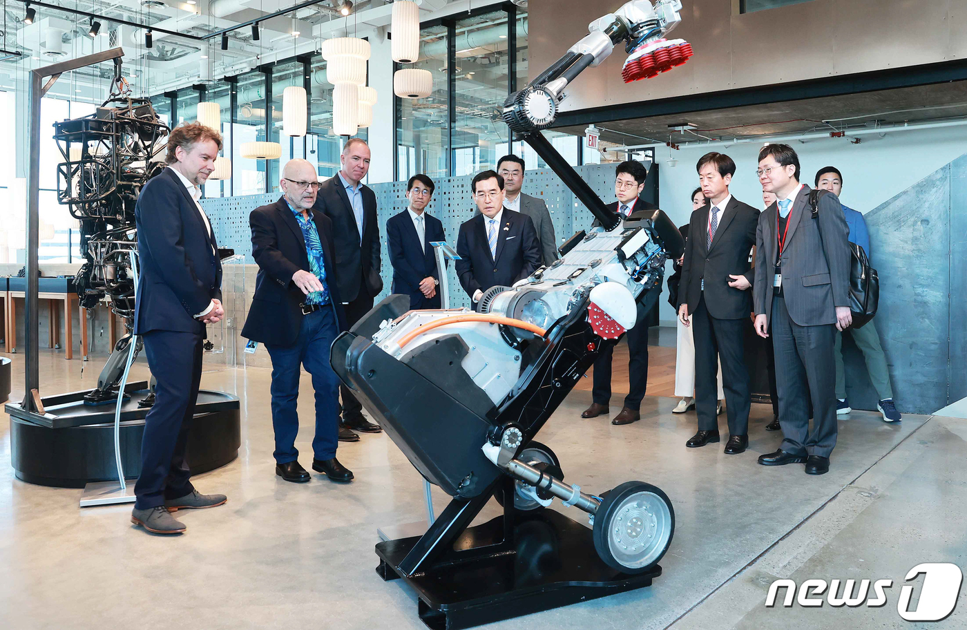 (서울=뉴스1) = 이창양 산업통상자원부 장관이 28일(현지시간) 미국 순방 계기로 물류 로봇, 휴머노이드 로봇, 4족 보행 로봇 등을 제조·생산하는 글로벌 로봇 기술을 선도’하고 …