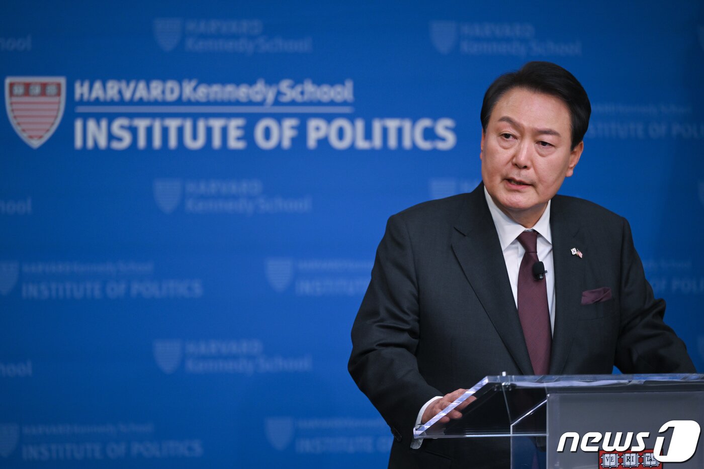 본문 이미지 - 윤석열 대통령이 28일(현지시간) 보스턴 인근 하버드대학교 케네디스쿨에서 '자유를 향한 새로운 여정'을 주제로 연설하고 있다. (대통령실 홈페이지) 2023.4.29/뉴스1 ⓒ News1 오대일 기자
