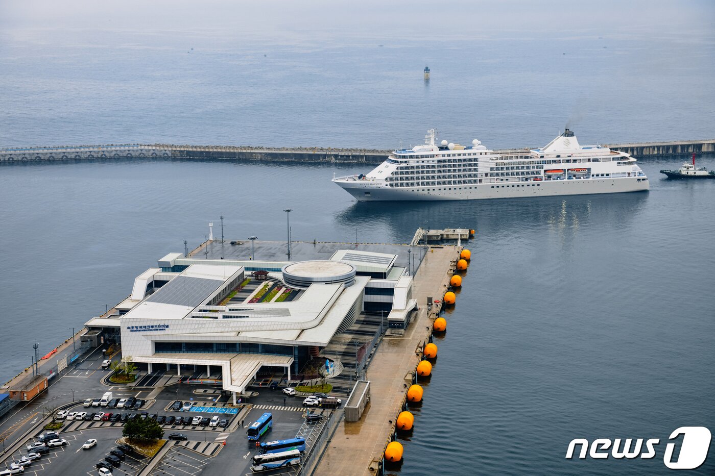 본문 이미지 - 속초항으로 입항하는 실버위스퍼호.(속초시 제공) 2023.4.29/뉴스1