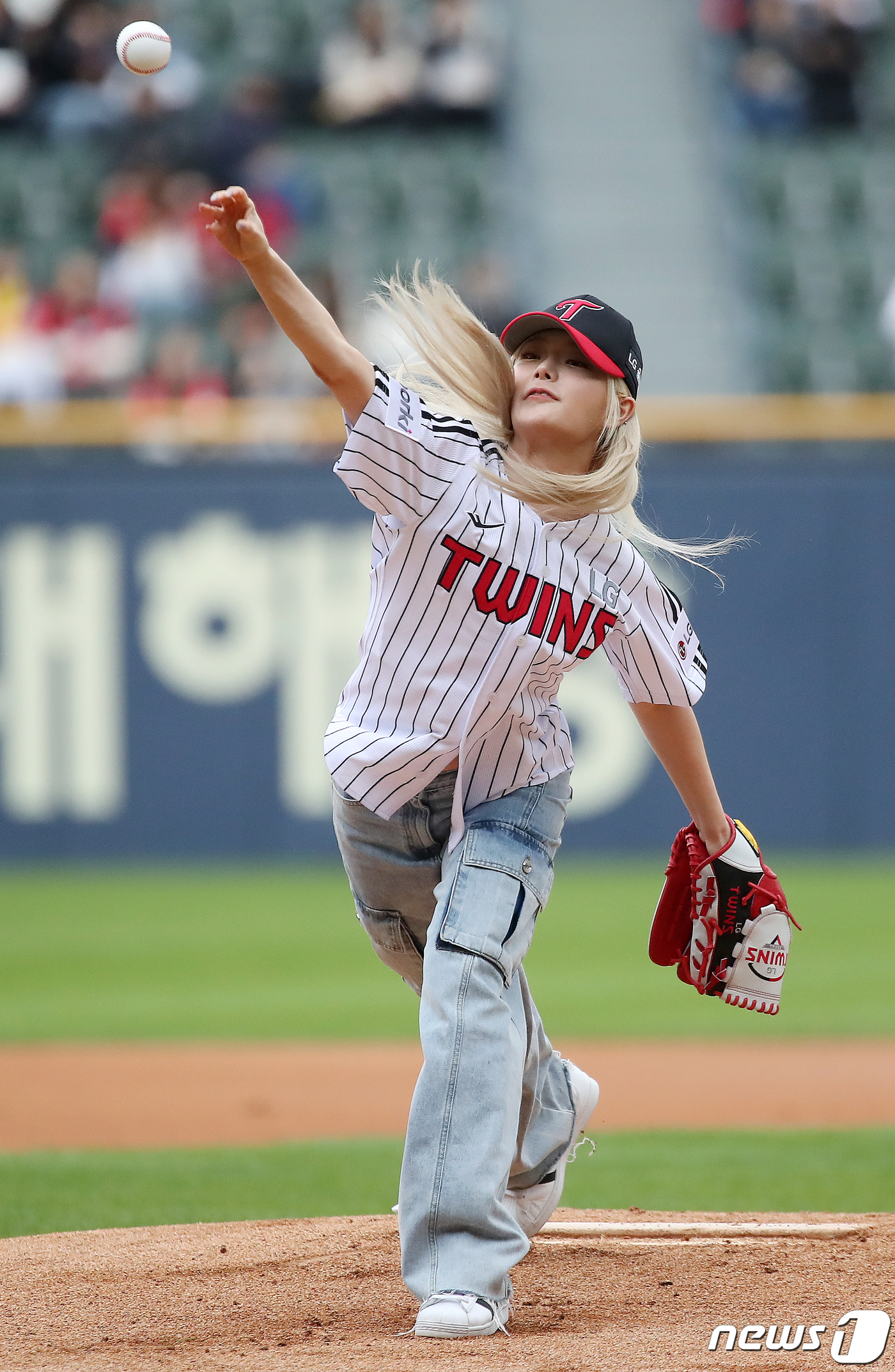 (서울=뉴스1) 김진환 기자 = 걸그룹 피프티 피프티(FIFTY FIFTY)의 키나가 29일 오후 서울 송파구 잠실야구장에서 열린 2023 신한 SOL KBO리그 KIA 타이거즈와 …