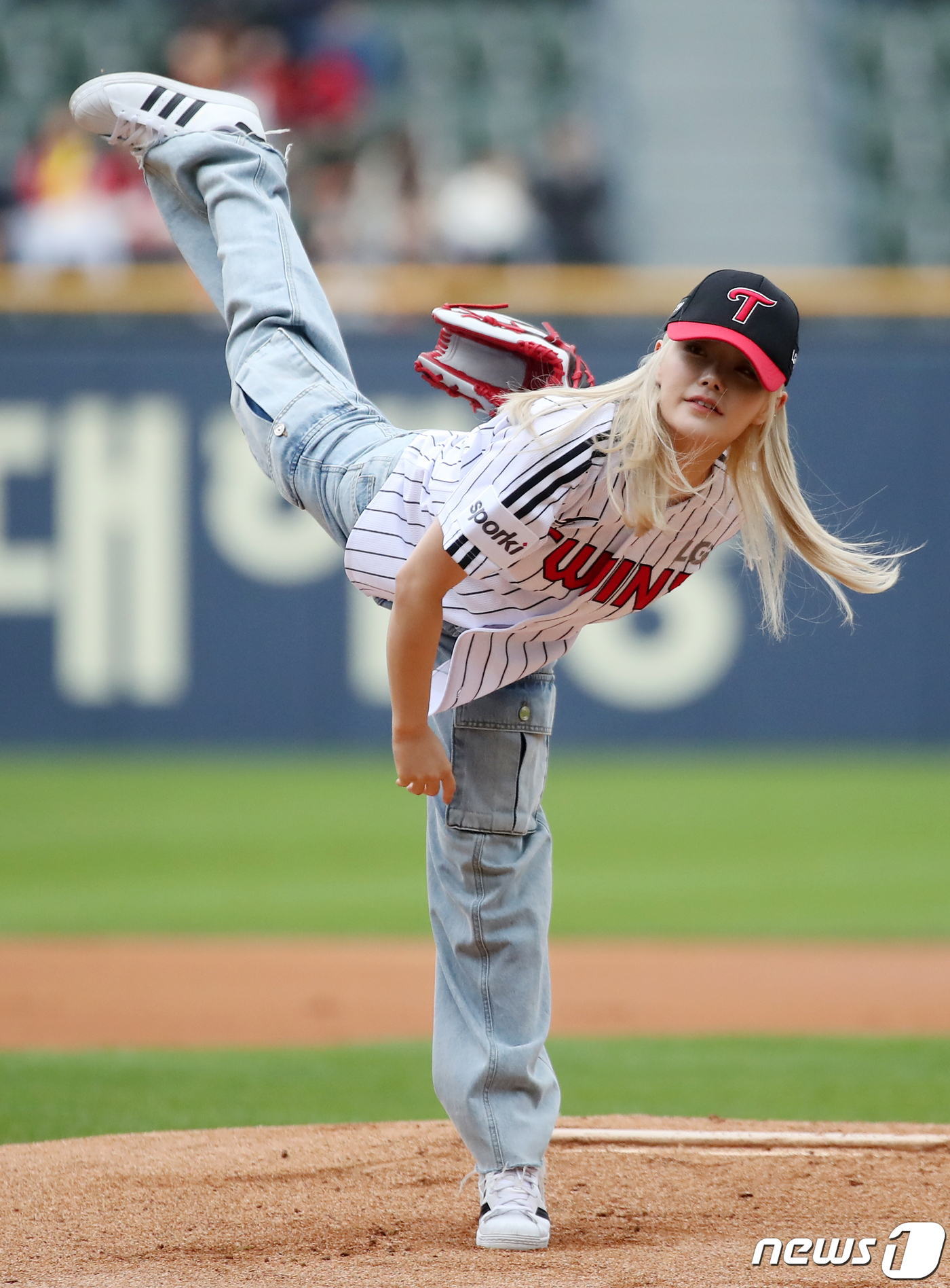 (서울=뉴스1) 김진환 기자 = 걸그룹 피프티 피프티(FIFTY FIFTY)의 키나가 29일 오후 서울 송파구 잠실야구장에서 열린 2023 신한 SOL KBO리그 KIA 타이거즈와 …