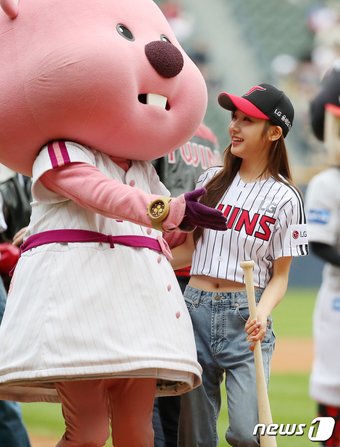 본문 이미지 - 걸그룹 피프티 피프티(FIFTY FIFTY)의 새나가 29일 오후 서울 송파구 잠실야구장에서 열린 2023 신한 SOL KBO리그 KIA 타이거즈와 LG 트윈스의 경기 전 시구행사에서 마스코트 잔망루피를 보며 미소를 짓고 있다. 2023.4.29/뉴스1 ⓒ News1 김진환 기자