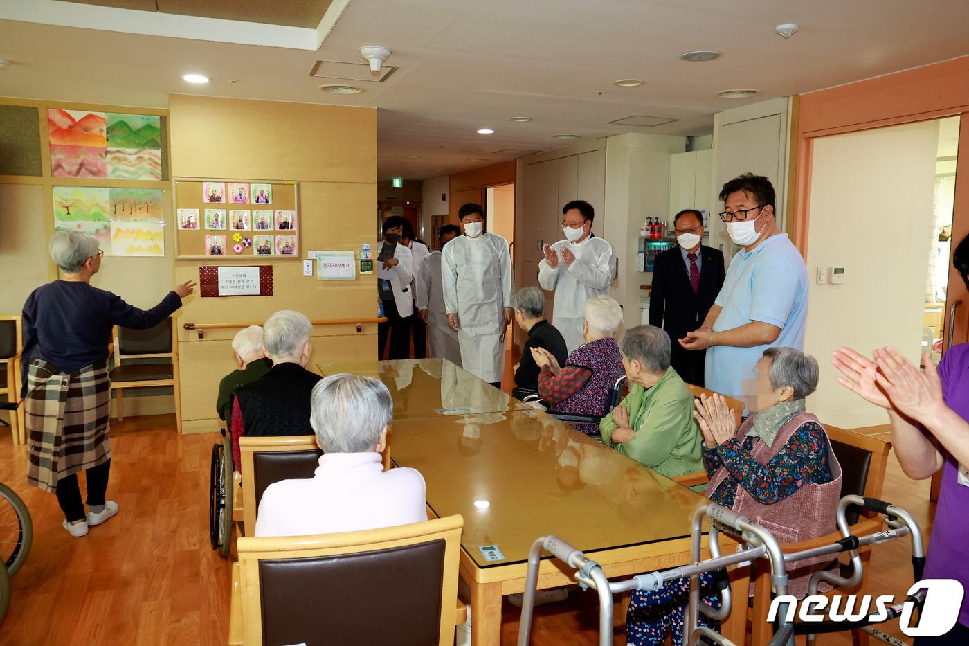 조규홍 보건복지부 장관이 29일 서울 강남구 헌릉로 국민건강보험공단 서울요양원을 방문해 간호‧돌봄 현장 점검 및 종사자들을 격려하고 있다. &#40;보건복지부 제공&#41; 2023.4.29/뉴스1 ⓒ News1 김진환 기자