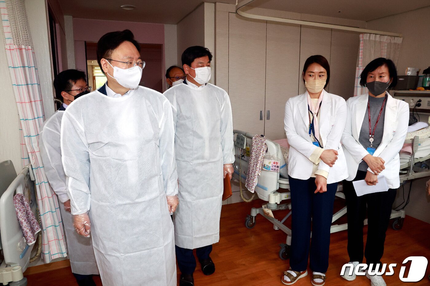 본문 이미지 - 조규홍 보건복지부 장관이 29일 서울 강남구 헌릉로 국민건강보험공단 서울요양원을 방문해 간호‧돌봄 현장 점검 및 종사자들을 격려하고 있다. (보건복지부 제공) 2023.4.29/뉴스1 ⓒ News1 김진환 기자