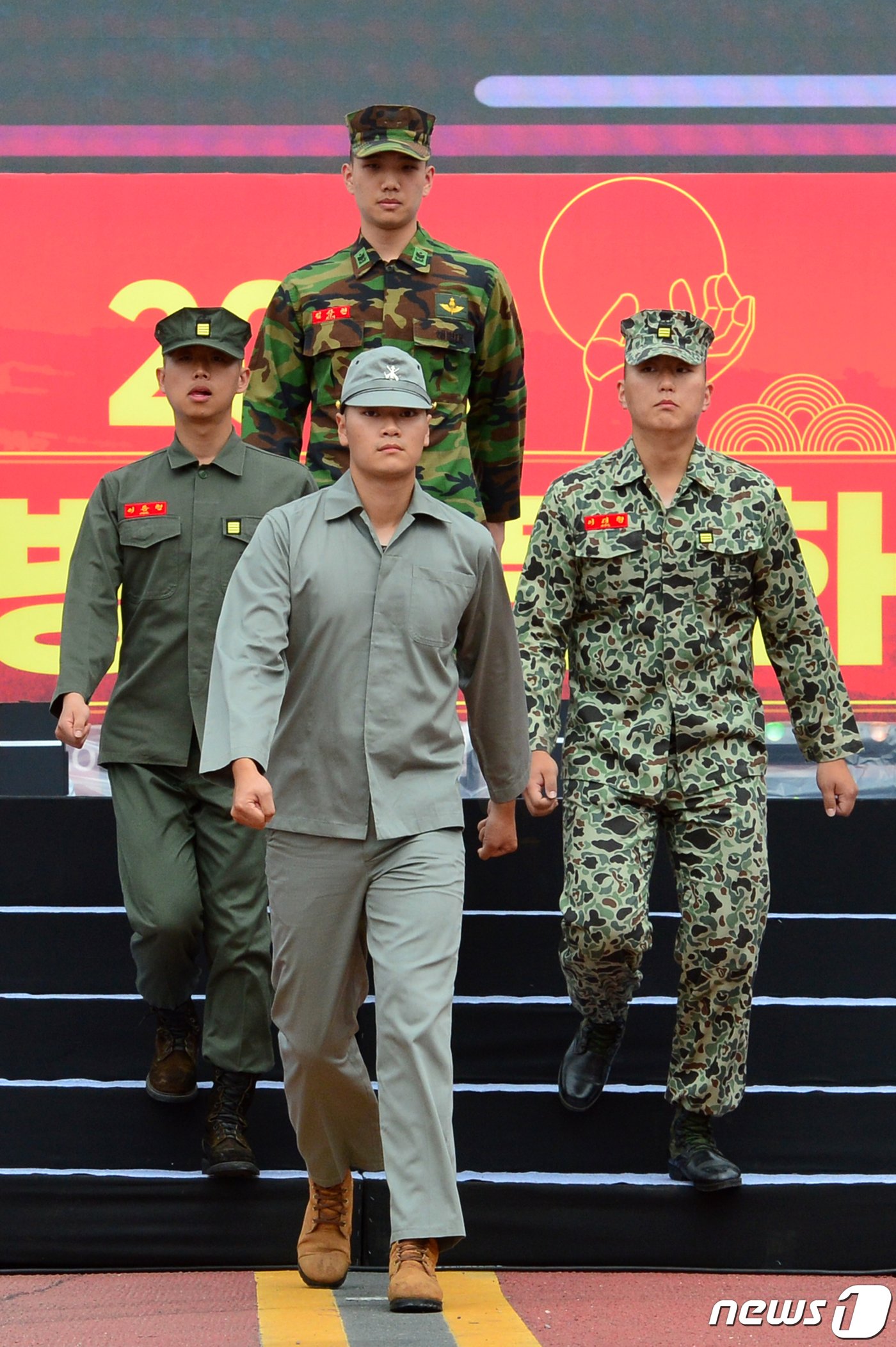 29일 오후 경북 포항시 남구 오천읍 해병의 거리에서 열린 &#39;2023 포항해병대문화축제&#39; 첫 날 한·미 해병대원들의 &#39;마린 룩 페스티벌이 진행되고 있다. 마린 룩 페스티벌에서는 한·미 해병대 장병들의 각종 군복과 6.25와 베트남 전쟁 당시 착용했던 군복들도 선보였다.2023.4.29/뉴스1 ⓒ News1 최창호 기자