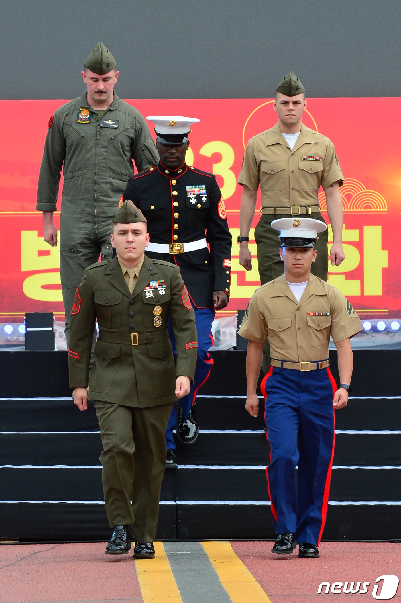 29일 오후 경북 포항시 남구 오천읍 해병의 거리에서 열린 &#39;2023 포항해병대문화축제&#39; 첫 날 한·미 해병대원들의 &#39;마린 룩 페스티벌이 진행되고 있다. 2023.4.29/뉴스1 ⓒ News1 최창호 기자