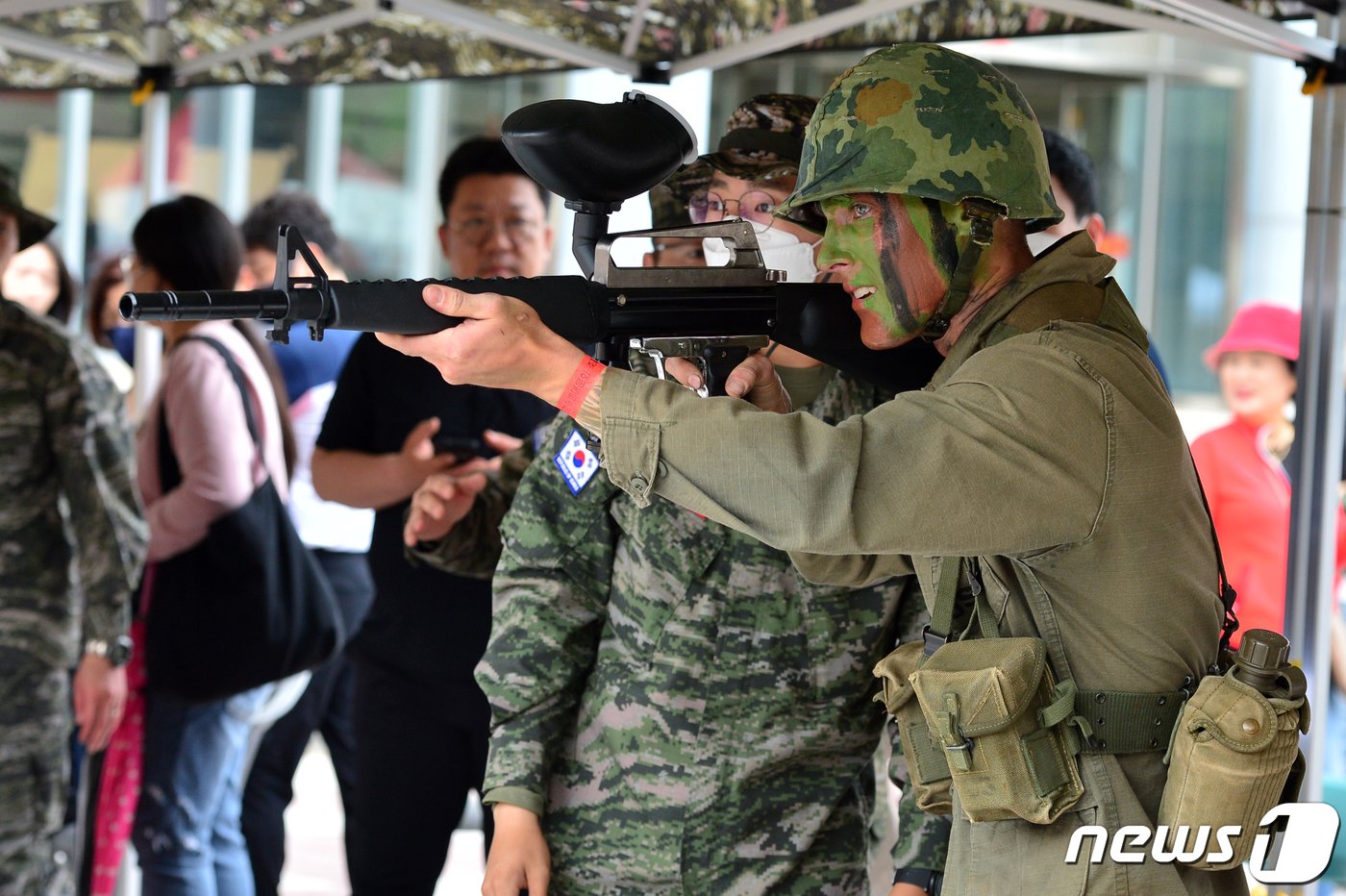 29일 오후 경북 포항시 남구 오천읍 해병대 1사단과 해병의 거리 일원에서 열린 &#39;2023 포항해병대문화축제&#39; 첫 날 축제장을 찾은 미 해병대원이 페인트 탄 사격을 체험하고 있다.2023.4.29/뉴스1 ⓒ News1 최창호 기자