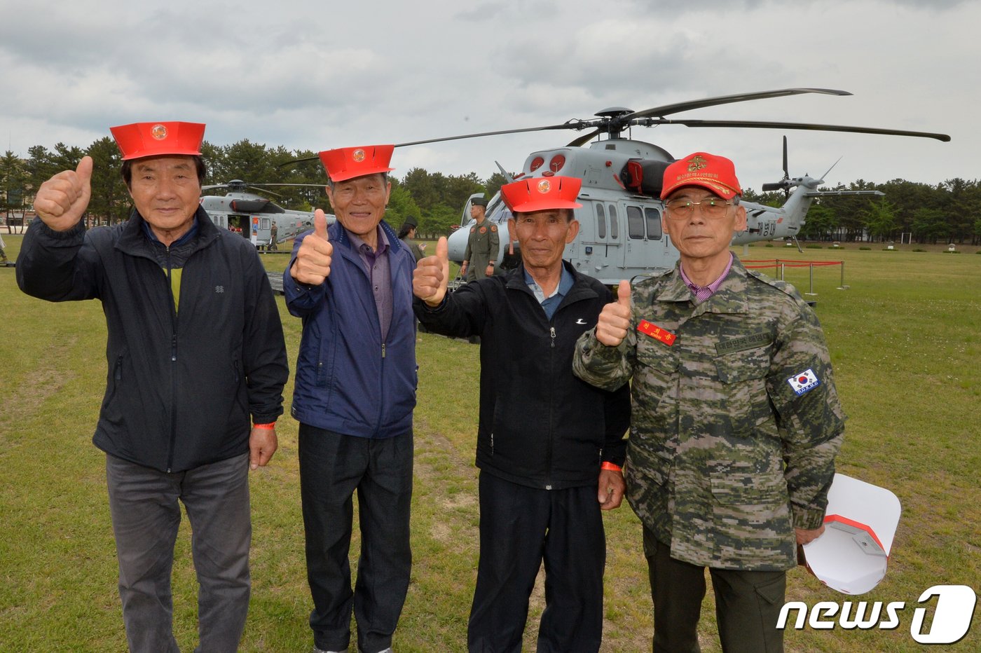 2023 포항해병대문화축제가 열린 29일 오후 경북 포항시 남구 오천읍 해병대 1사단 연병장을 찾은 노병&#40;해병 172기&#41;들이 해병대 항공단 마린온 헬기를 체험한 후 엄지손가락을 치켜 세우고 있다.2023.4.29/뉴스1 ⓒ News1 최창호 기자