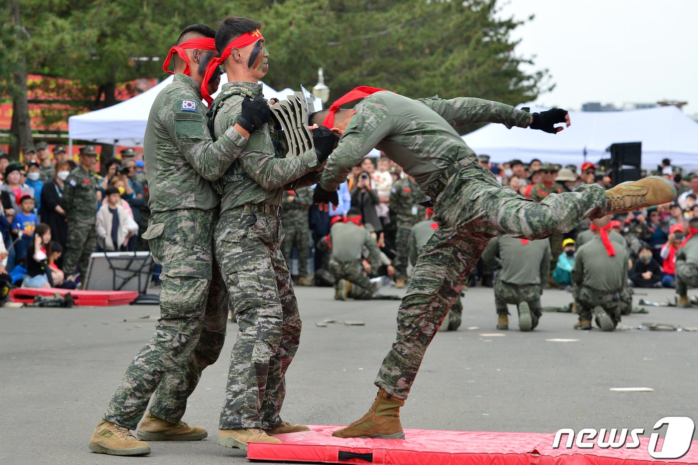 29일 오후 경북 포항시 남구 오천읍 해병대 1사단과 해병의 거리 일원에서 열린 &#39;2023 포항해병대문화축제&#39; 첫 날 축제장을 찾은 시민들이 해병대 장병들의 무적도 시범을 관람하고 있다.2023.4.29/뉴스1 ⓒ News1 최창호 기자