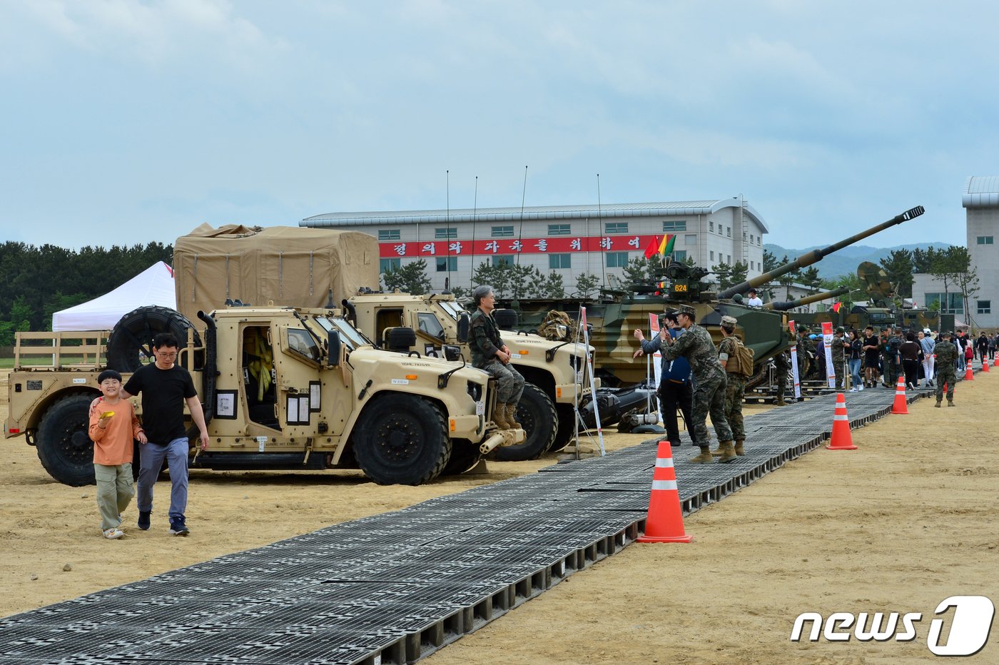 2023 포항해병대문화축제가 열린 29일 오후 경북 포항시 남구 오천읍 해병대 1사단 연병장에서 시민들이 한미 해병대가 사용하는 각종 장비들을 체험하고 있다..2023.4.29/뉴스1 ⓒ News1 최창호 기자