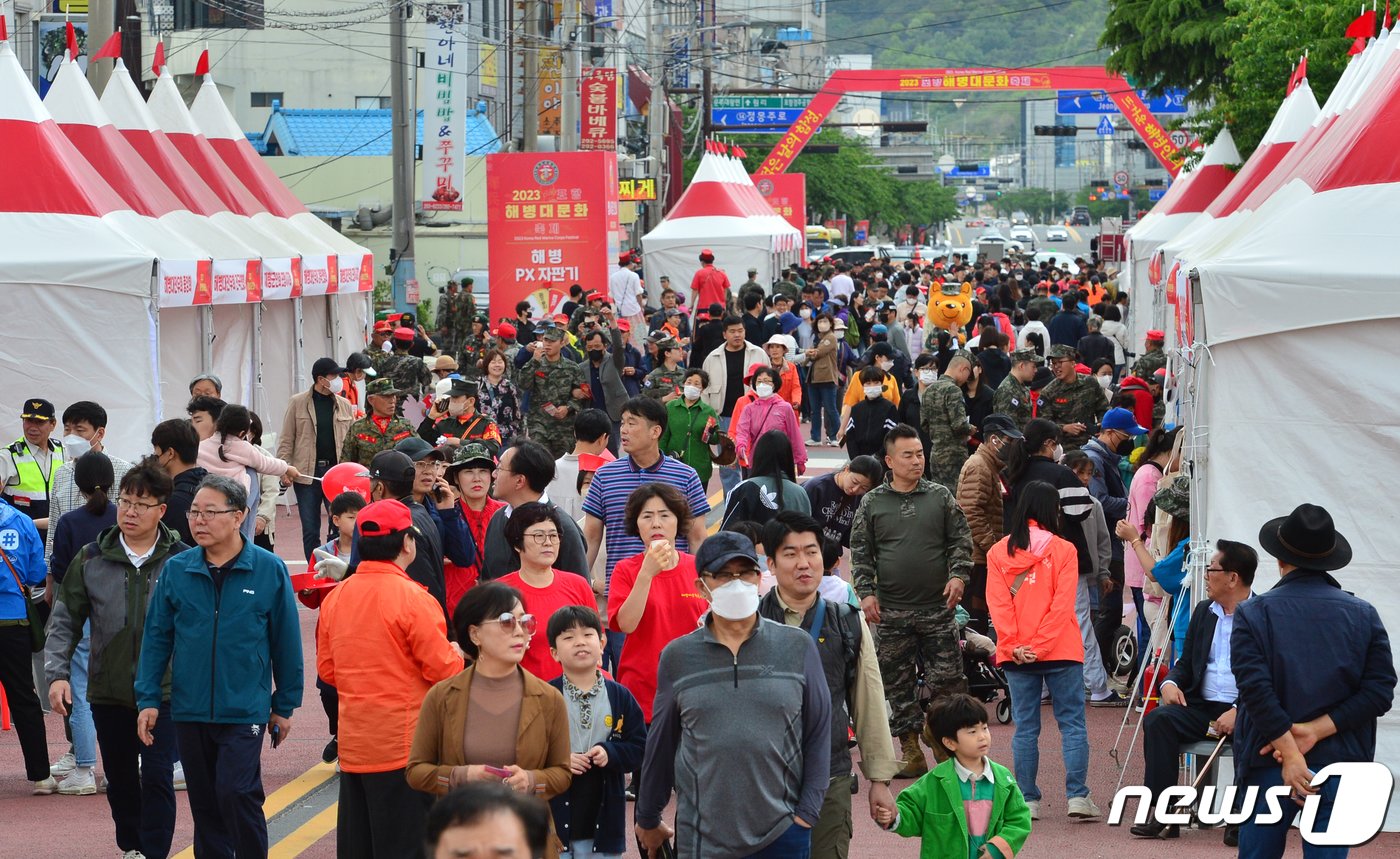 29일 오후 경북 포항시 남구 오천읍 해병의 거리에서 열린 &#39;2023 포항해병대문화축제&#39; 첫 날 축제장을 찾은 시민들이 다양한 즐길거리가 있는 부스에서 즐거운 시간을 보내고 있다..2023.4.29/뉴스1 ⓒ News1 최창호 기자