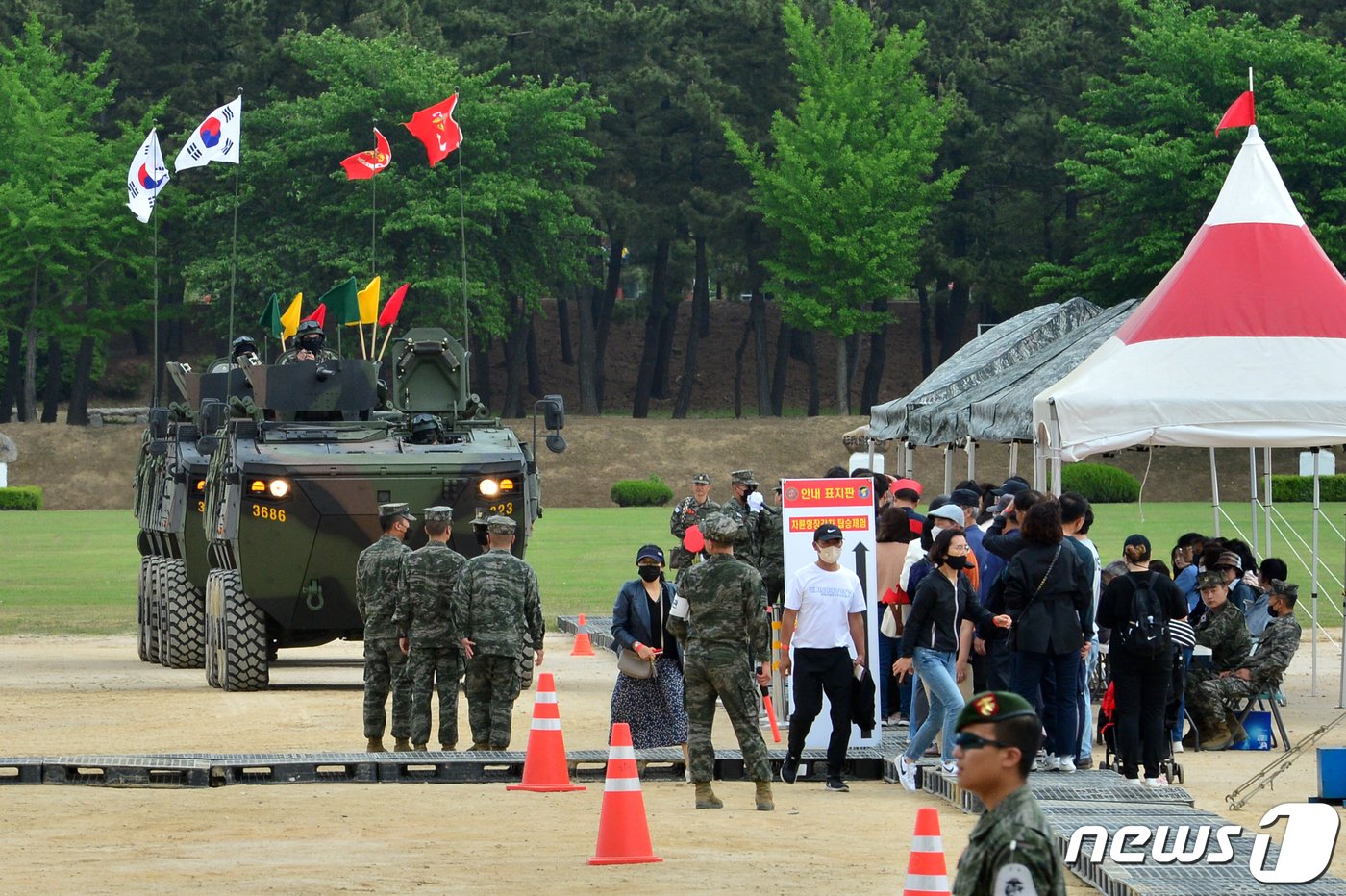 29일 오후 경북 포항시 남구 오천읍 해병대 1사단과 해병의 거리 일원에서 열린 &#39;2023 포항해병대문화축제&#39; 첫 날 축제장을 찾은 시민들이 해병대 K-808 차륜형 장갑차 체험을 하고 있다.2023.4.29/뉴스1 ⓒ News1 최창호 기자