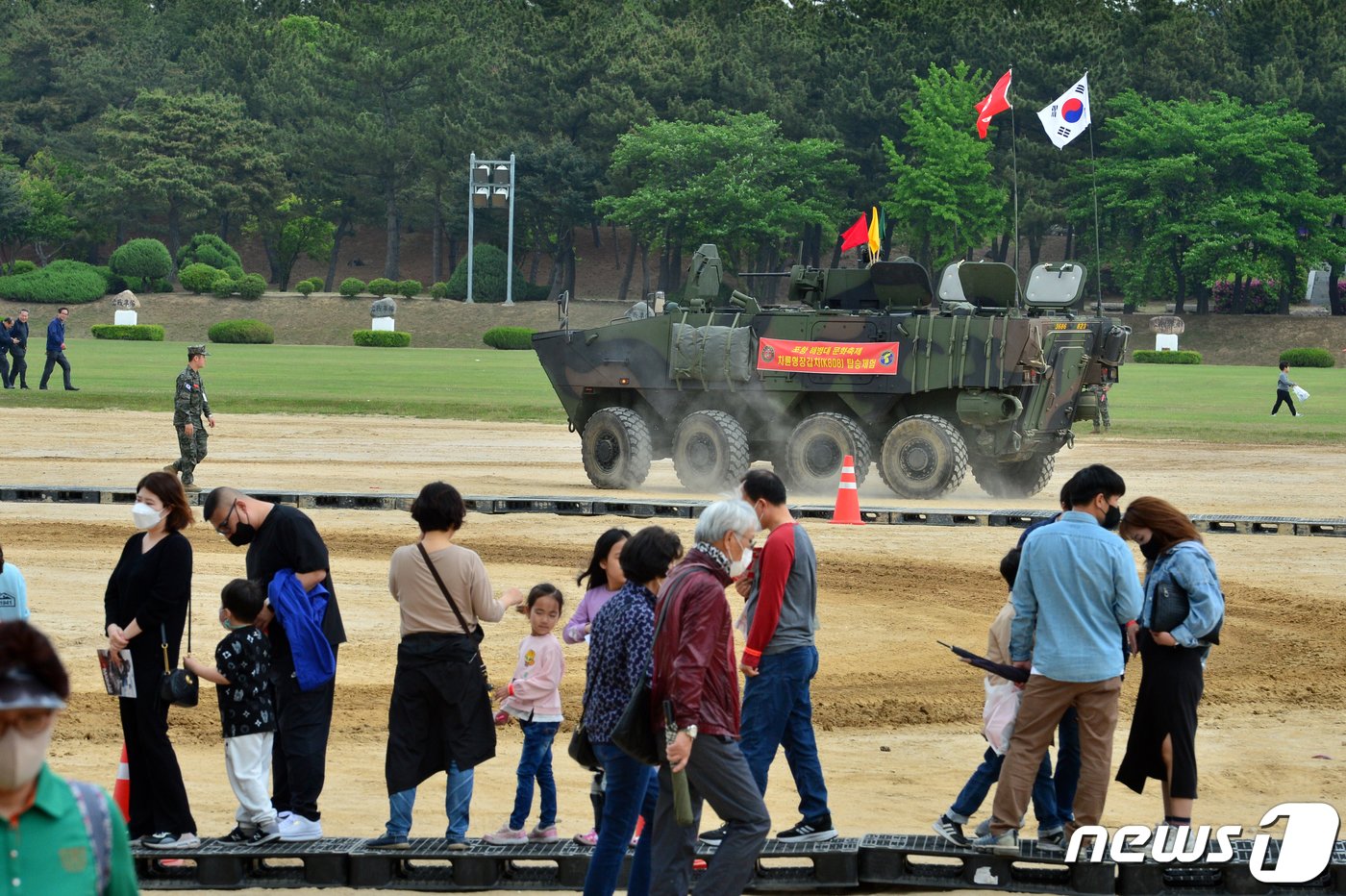 29일 오후 경북 포항시 남구 오천읍 해병대 1사단과 해병의 거리 일원에서 열린 &#39;2023 포항해병대문화축제&#39; 첫 날 축제장을 찾은 시민들이 해병대 K-808 차륜형 장갑차 체험을 하고 있다..2023.4.29/뉴스1 ⓒ News1 최창호 기자