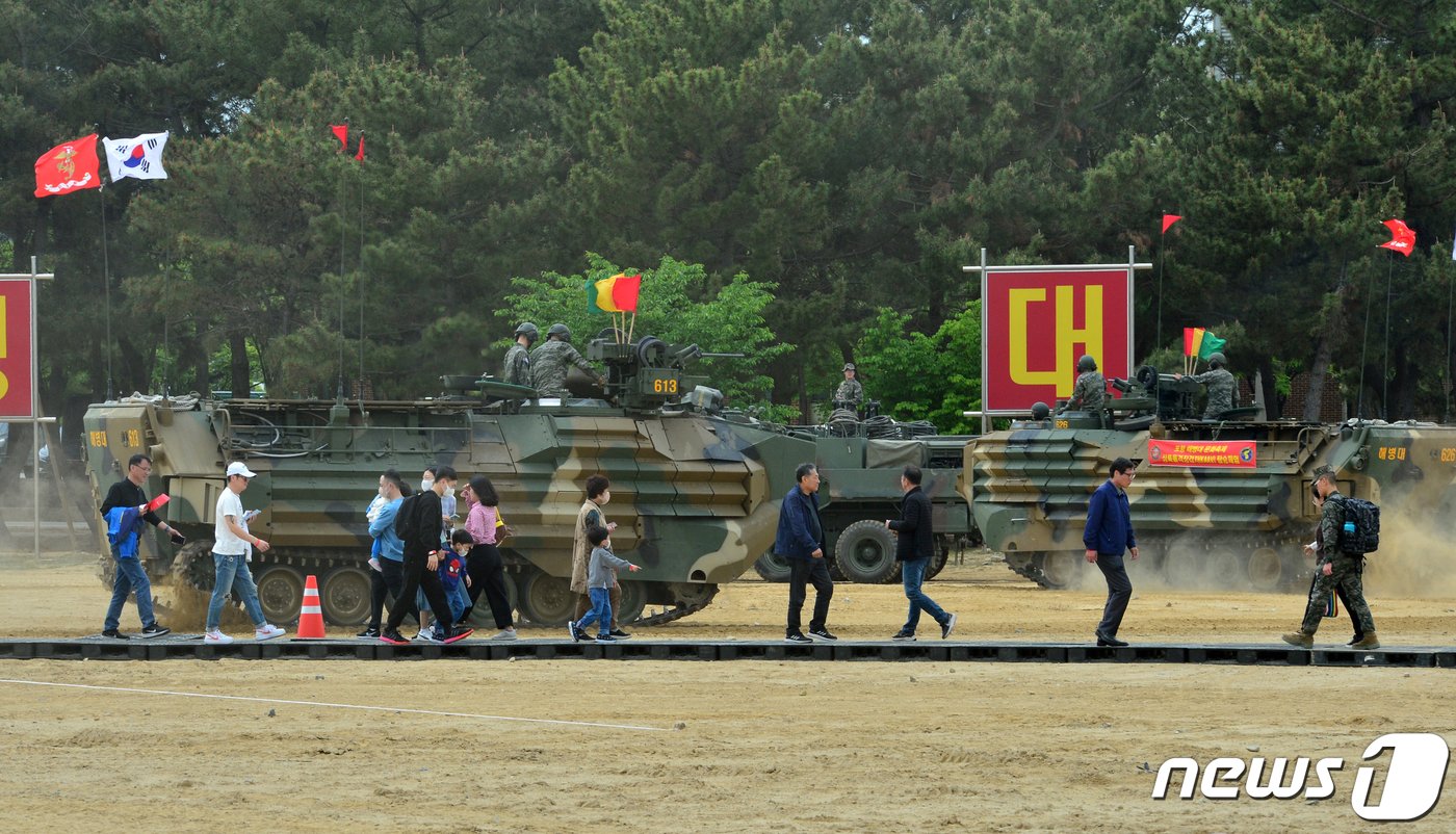 2023 포항해병대문화축제가 열린 29일 오후 경북 포항시 남구 오천읍 해병대 1사단 연병장에서 시민들이 KAAV&#40;한국형상륙돌격장갑차&#41;탑승 체험을 하고 있다.2023.4.29/뉴스1 ⓒ News1 최창호 기자