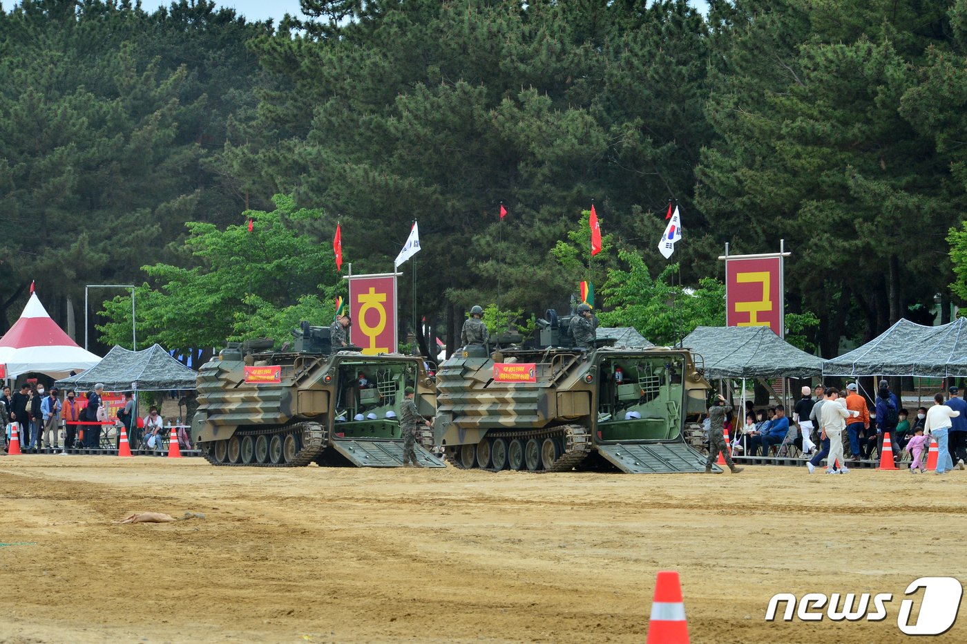 2023 포항해병대문화축제가 열린 29일 오후 경북 포항시 남구 오천읍 해병대 1사단 연병장에서 시민들이 KAAV&#40;한국형상륙돌격장갑차&#41;탑승 체험을 기다리고 있다.2023.4.29/뉴스1 ⓒ News1 최창호 기자