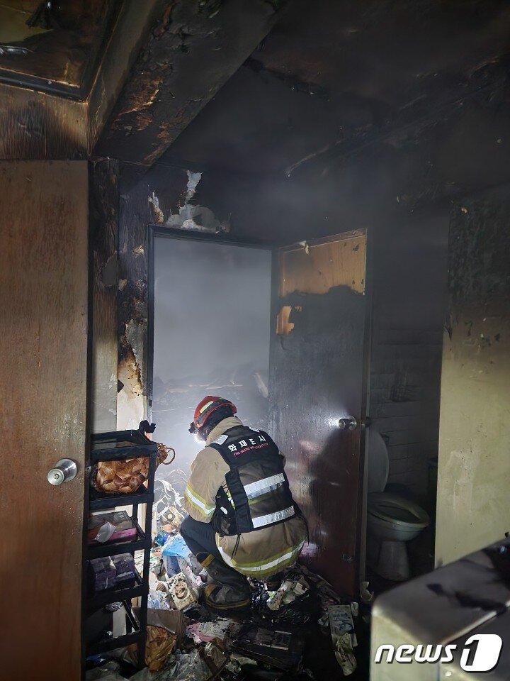 본문 이미지 - 지난 26일 오후 9시51분쯤 충북 청주시 청원구 내덕동 한 아파트에서 불이 났다. (충북소방본부 제공).2023.04.29./뉴스1