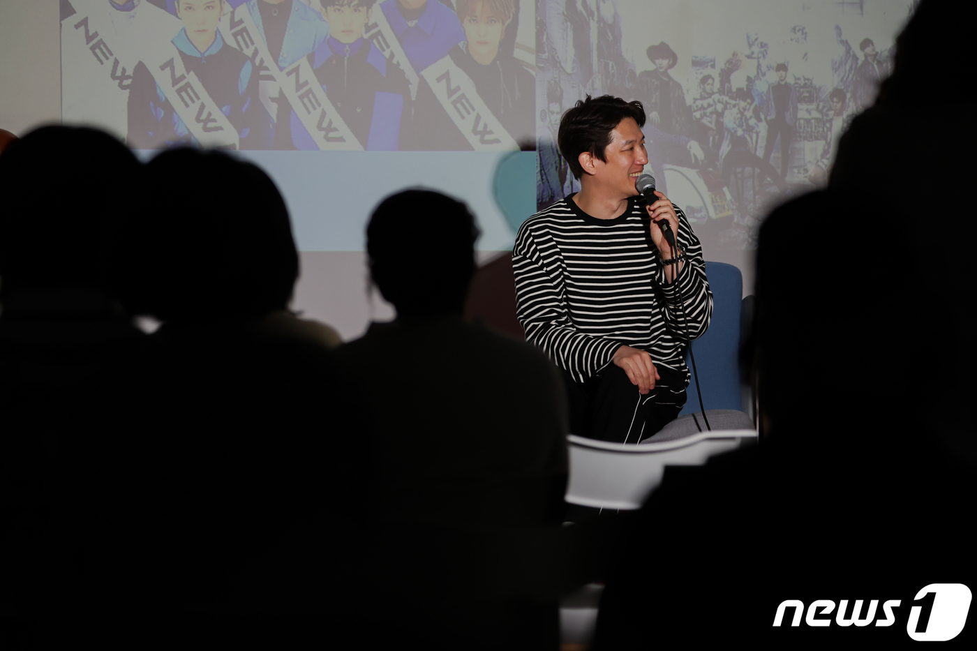 (파리=뉴스1) 이준성 기자 = 28일 오후(현지시간) 프랑스 파리국제대학촌 한국관에서 열린 ‘제3회 한국어 축제’에서 K팝 작곡가이자 프로듀서인 디젤(Dzell, 정석원)이 ‘K …