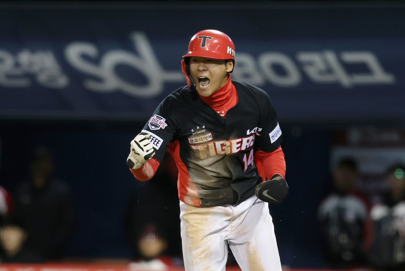 본문 이미지 - KIA 김규성이 29일 잠실 LG전에서 9회 홈스틸 성공 후 포효하고 있다.(KIA 타이거즈 제공)