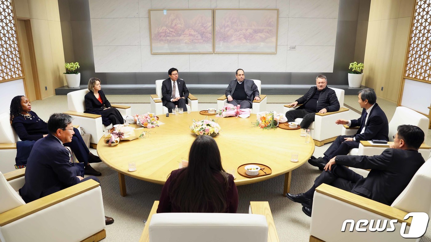 (서울=뉴스1) = 윤상직 2030세계박람회유치위원회 사무총장과 박형준 부산시장을 비롯한 주요 관계자 등이 2일 오후 인천국제공항 귀빈실에서 2030월드엑스포 개최 후보지 부산을 …