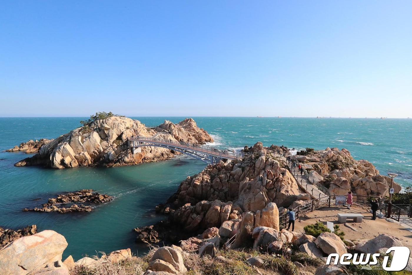 본문 이미지 - 반려동물친화관광지 대왕암공원 대왕암(울산광역시 제공)