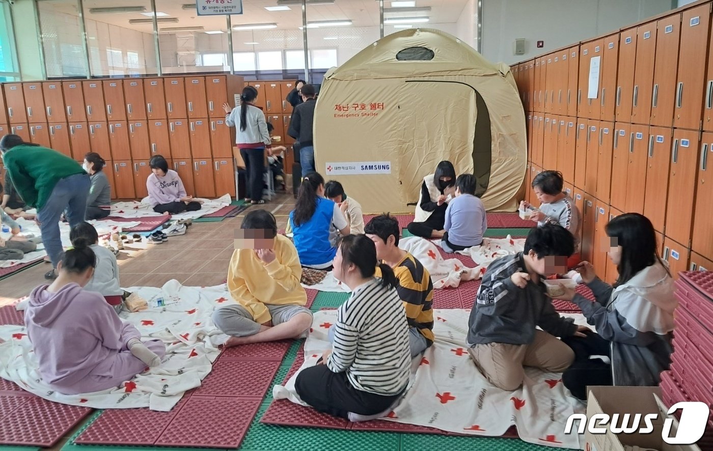 2일 대전 서구 산직동 산불로 인해 인근 기성종합사회복지관으로 긴급 대피한 장애인들이 3일 오전 아침 식사를 하고 있다. ⓒ뉴스1 최일 기자