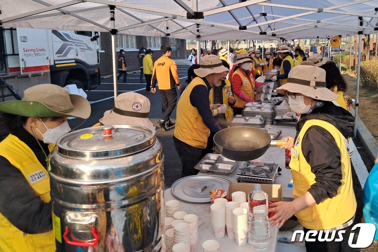 2일 대전 서구 산직동 산불로 인해 기성종합사회복지관으로 긴급 대피한 장애인들을 위해 3일 오전 자원봉사들이 배식 봉사를 하고 있다. ⓒ뉴스1 최일 기자